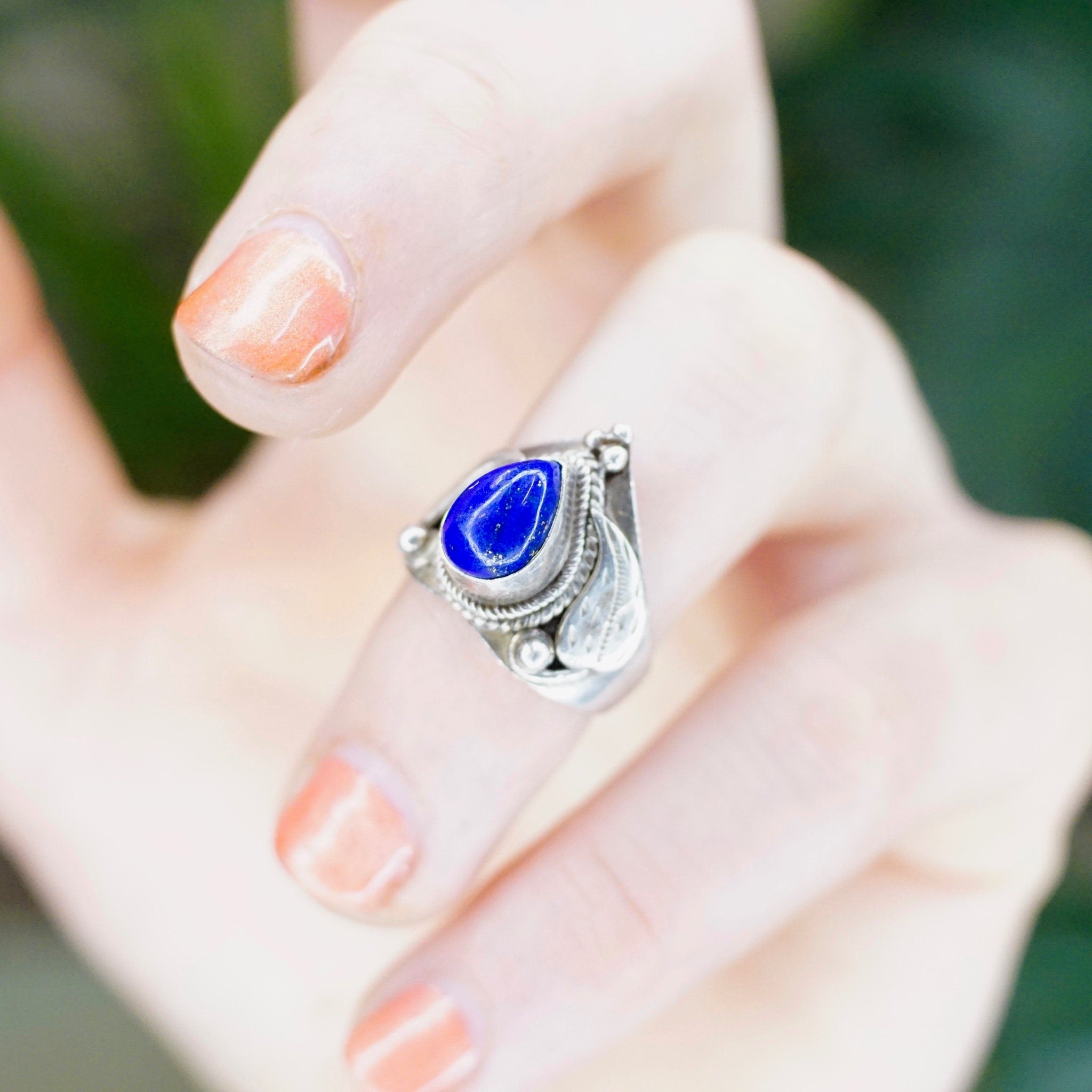 Vintage Native American Silver & Lapis Lazuli Ring, Gorgeous Lapis Ring With Silver Leaf Details, Raised Tear Drop Stone Ring, Size 5 3/4 US