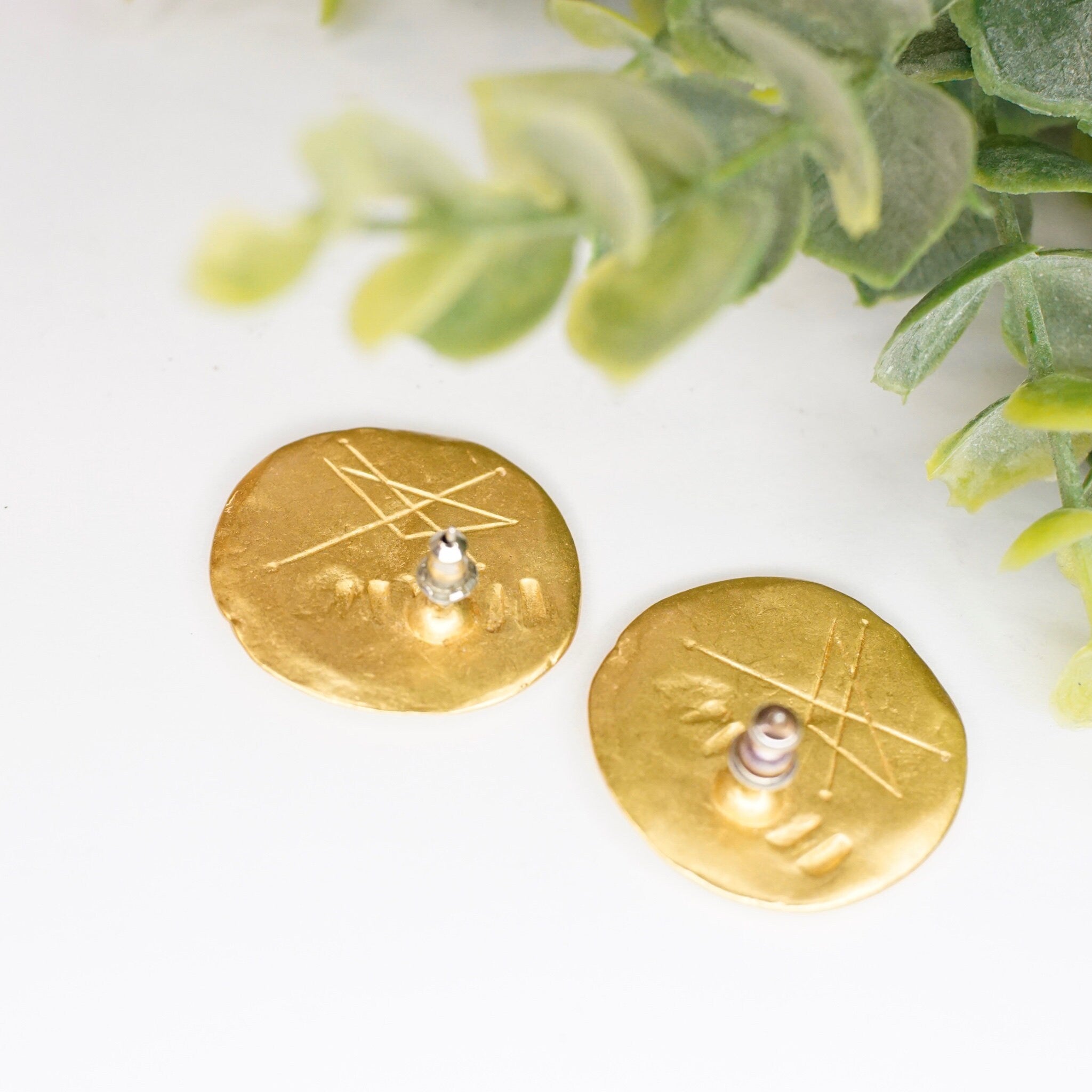 Vintage Gold Tone Disc Stud Earrings, Abstract Round Earrings With Hammered/Stamped Details, Unique Gold Post Earrings, Artisan Jewelry