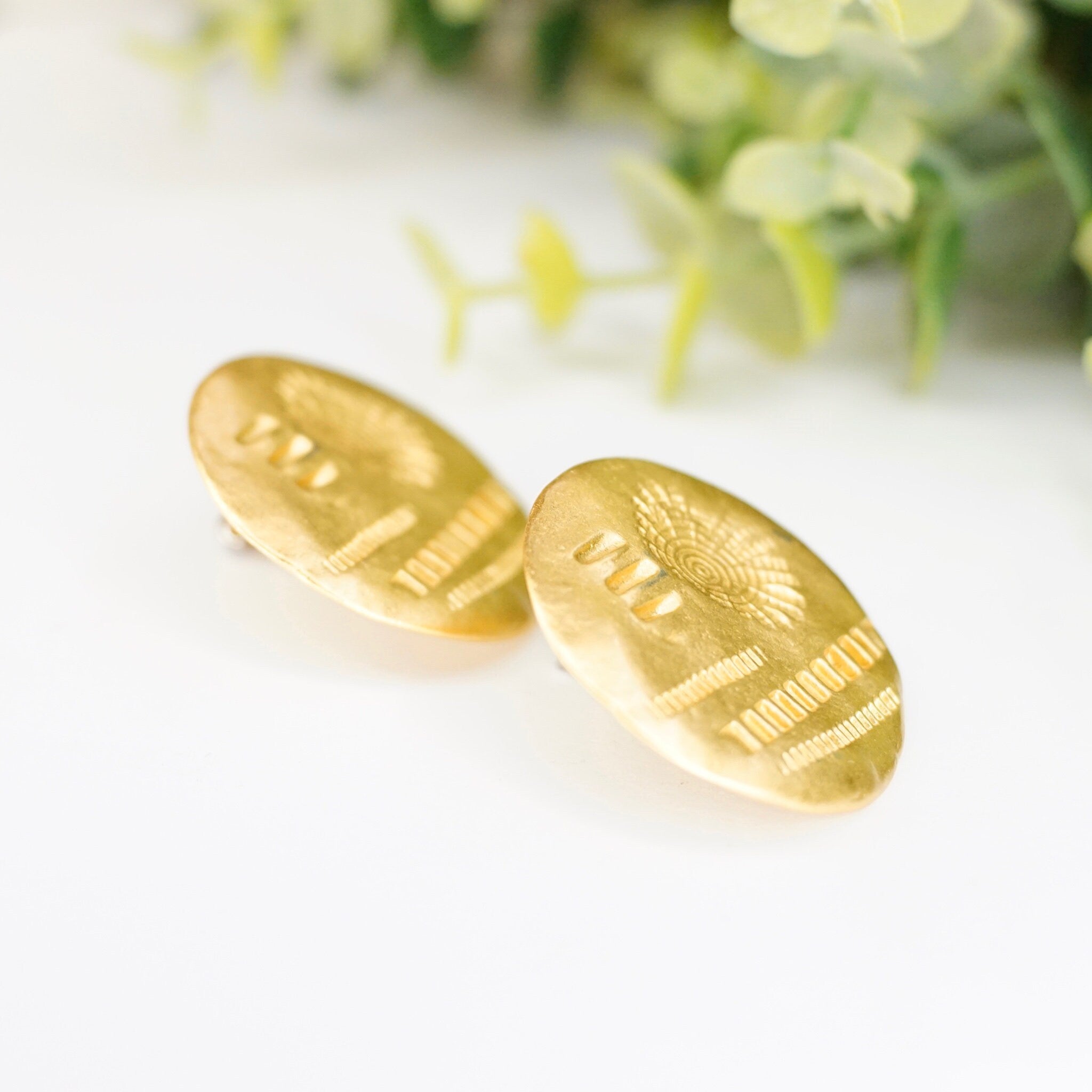 Vintage Gold Tone Disc Stud Earrings, Abstract Round Earrings With Hammered/Stamped Details, Unique Gold Post Earrings, Artisan Jewelry