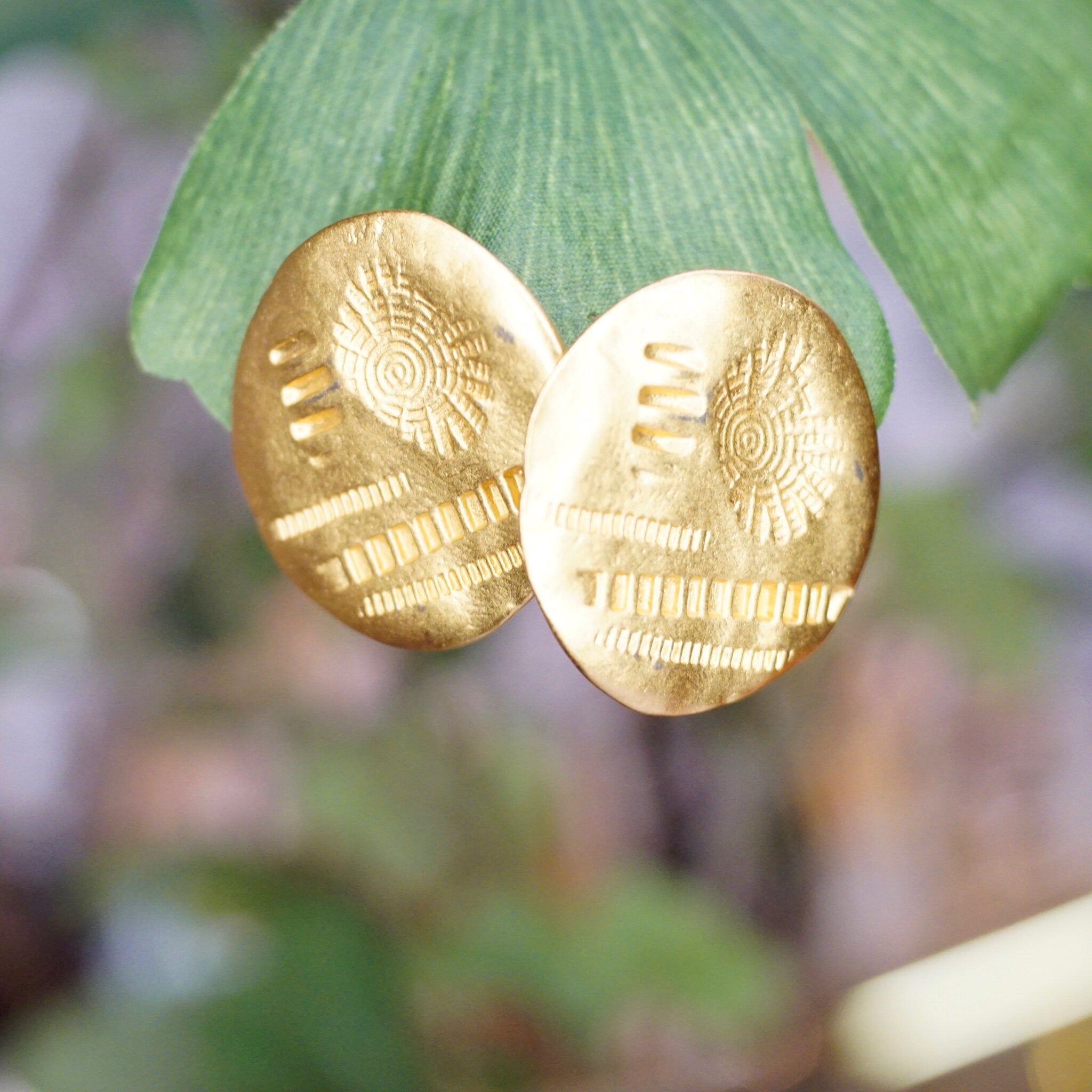 Vintage Gold Tone Disc Stud Earrings, Abstract Round Earrings With Hammered/Stamped Details, Unique Gold Post Earrings, Artisan Jewelry