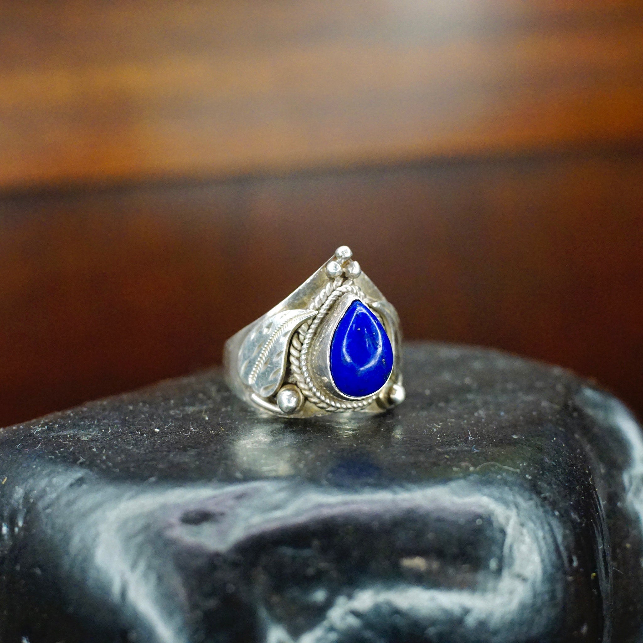 Vintage Native American Silver & Lapis Lazuli Ring, Gorgeous Lapis Ring With Silver Leaf Details, Raised Tear Drop Stone Ring, Size 5 3/4 US