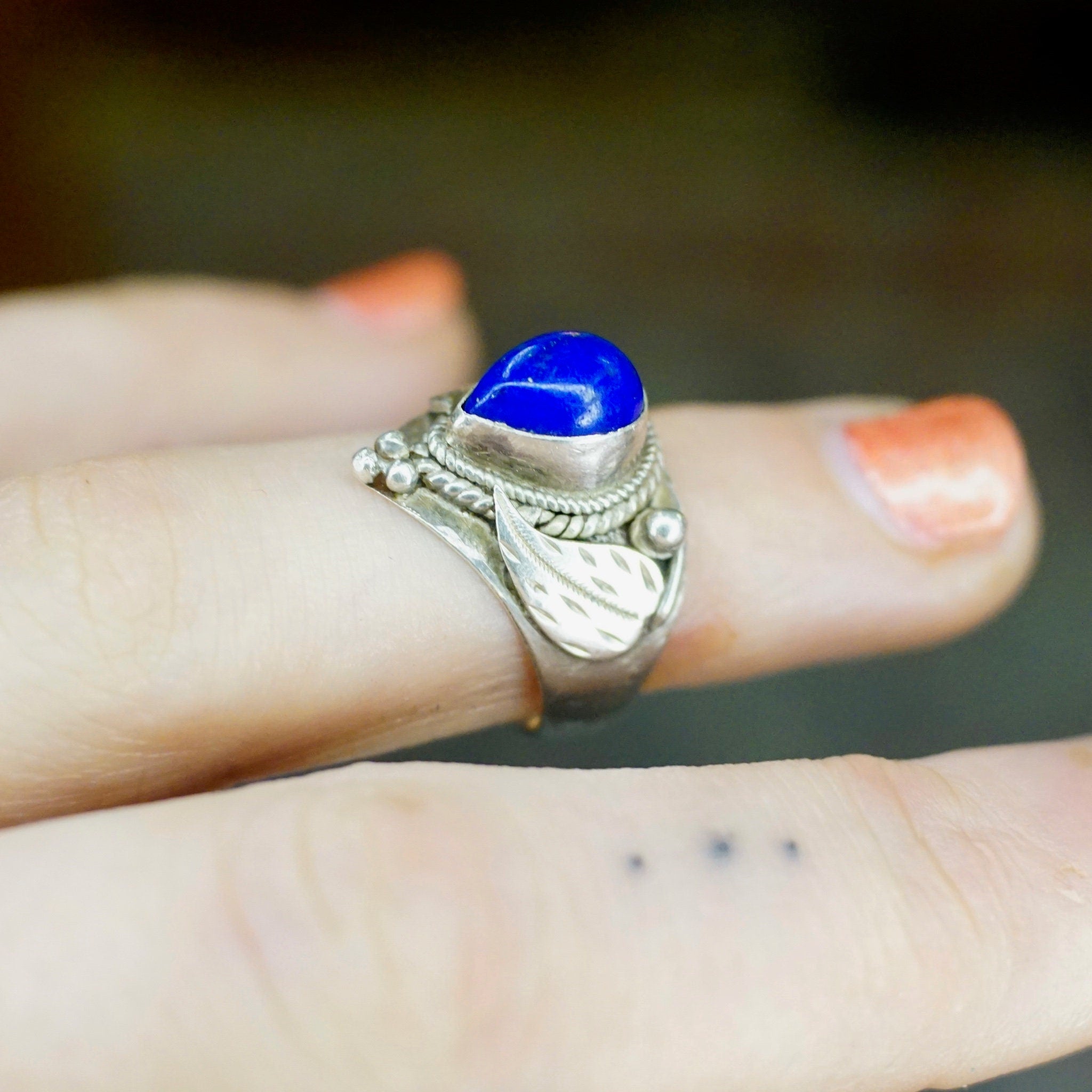 Vintage Native American Silver & Lapis Lazuli Ring, Gorgeous Lapis Ring With Silver Leaf Details, Raised Tear Drop Stone Ring, Size 5 3/4 US