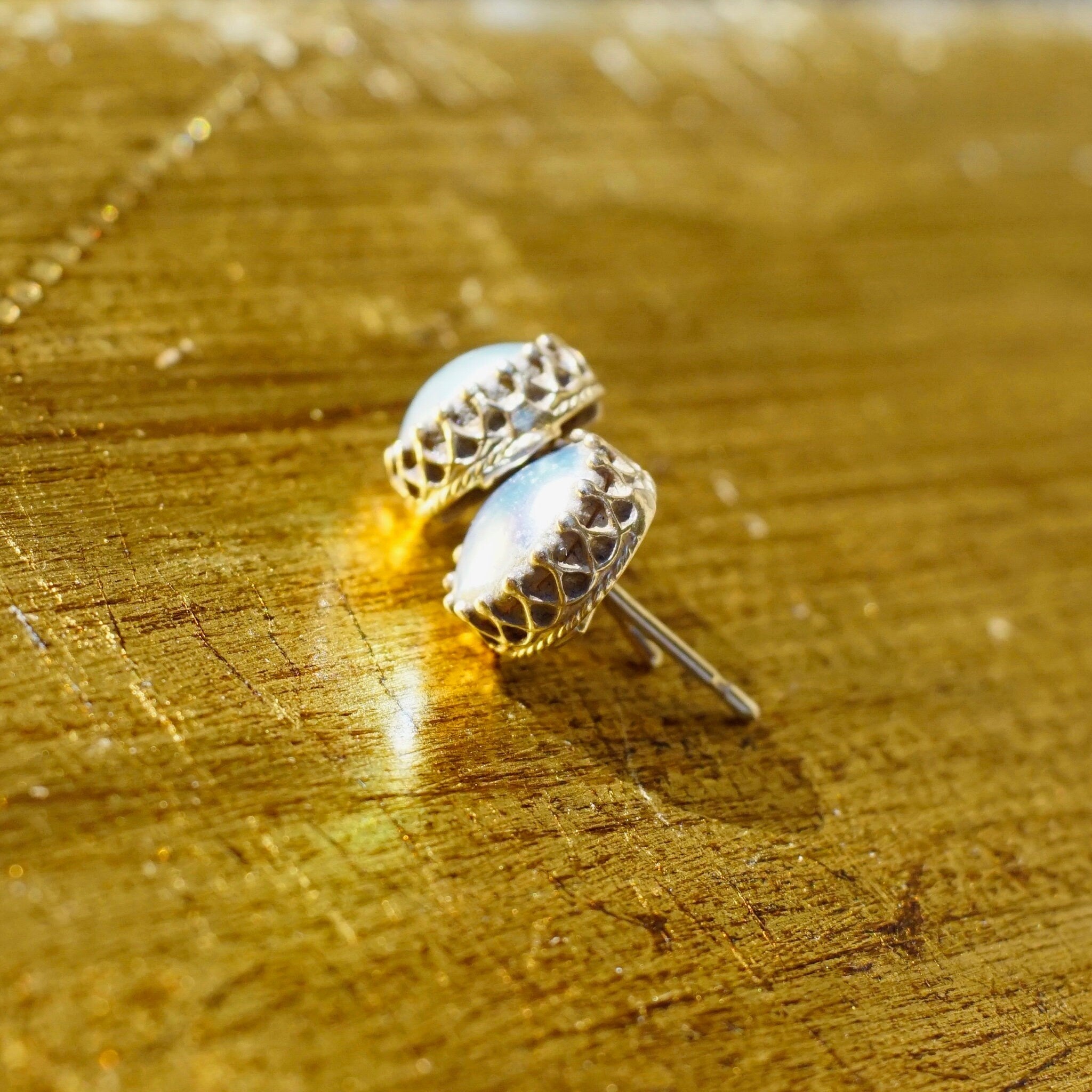 Vintage 14K Gold Lavender Pearl Stud Earrings, Beautifully Iridescent Pearl Earrings, Ornate Gold Prong Earrings With Freshwater Pearl, 9mm