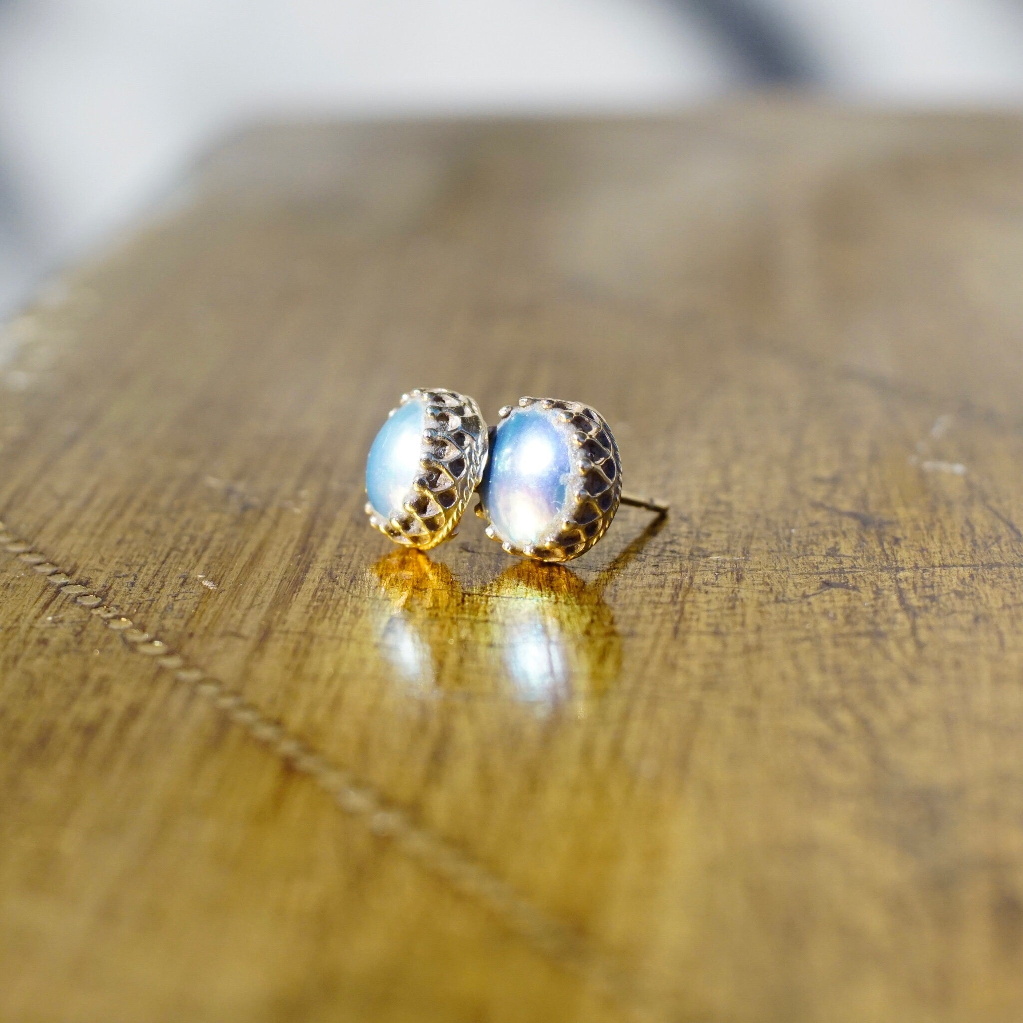 Vintage 14K Gold Lavender Pearl Stud Earrings, Beautifully Iridescent Pearl Earrings, Ornate Gold Prong Earrings With Freshwater Pearl, 9mm