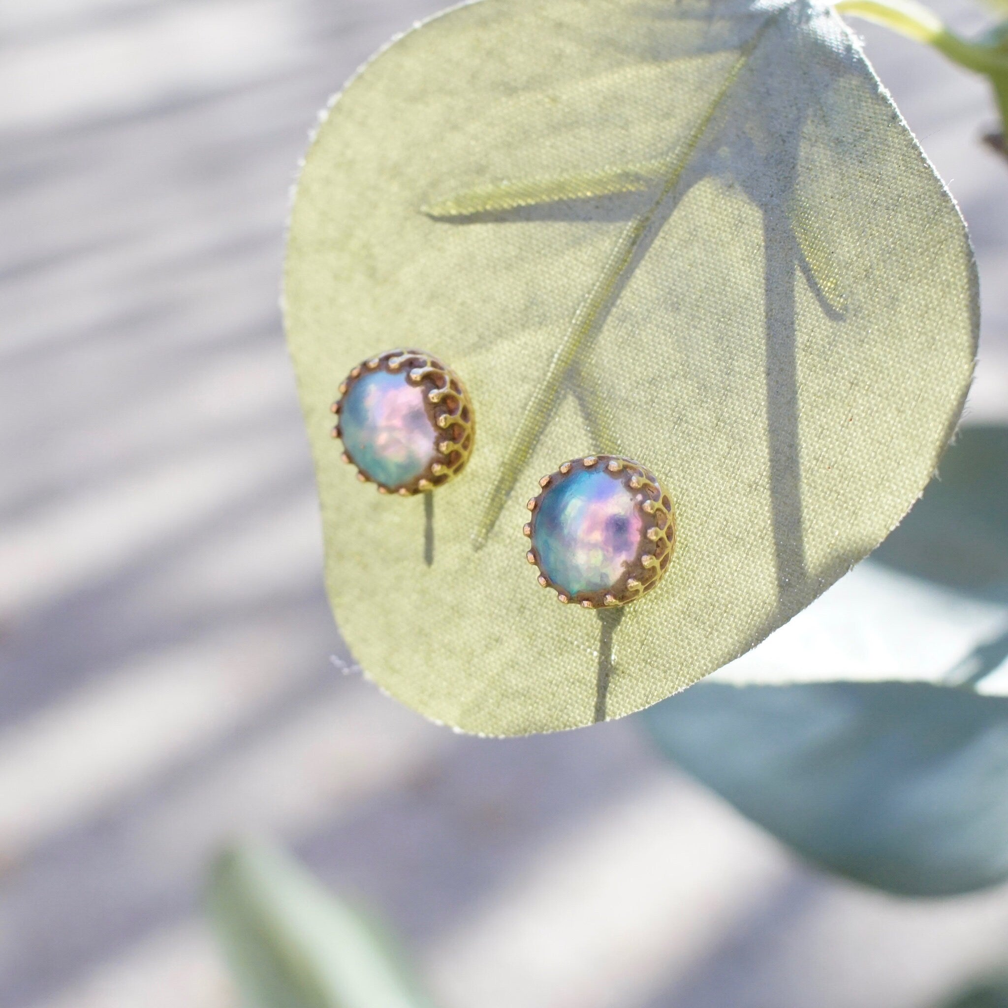 Vintage 14K Gold Lavender Pearl Stud Earrings, Beautifully Iridescent Pearl Earrings, Ornate Gold Prong Earrings With Freshwater Pearl, 9mm