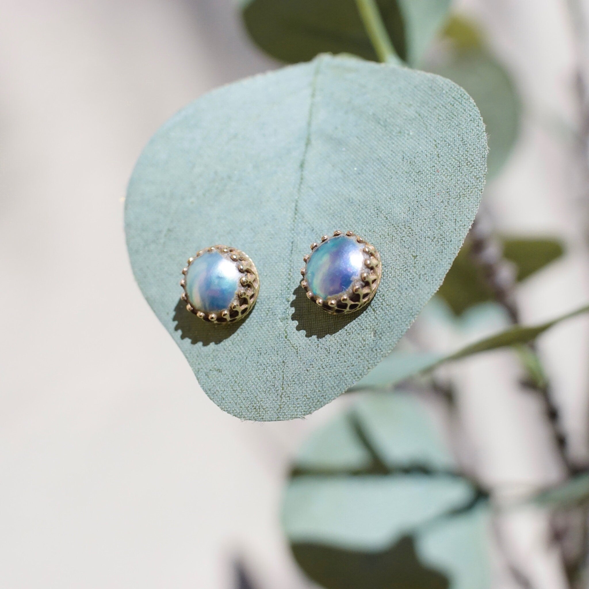 Vintage 14K Gold Lavender Pearl Stud Earrings, Beautifully Iridescent Pearl Earrings, Ornate Gold Prong Earrings With Freshwater Pearl, 9mm