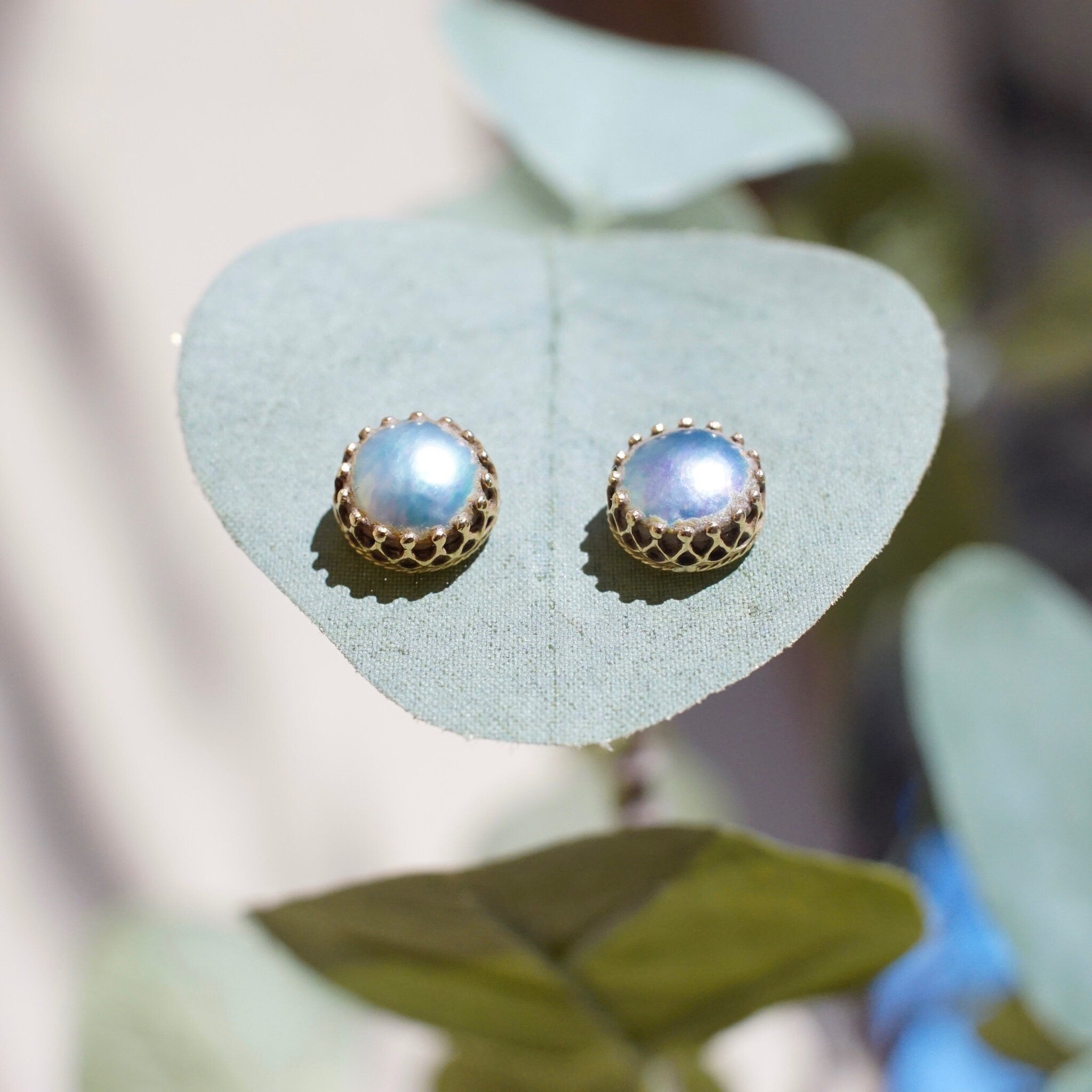 Vintage 14K Gold Lavender Pearl Stud Earrings, Beautifully Iridescent Pearl Earrings, Ornate Gold Prong Earrings With Freshwater Pearl, 9mm