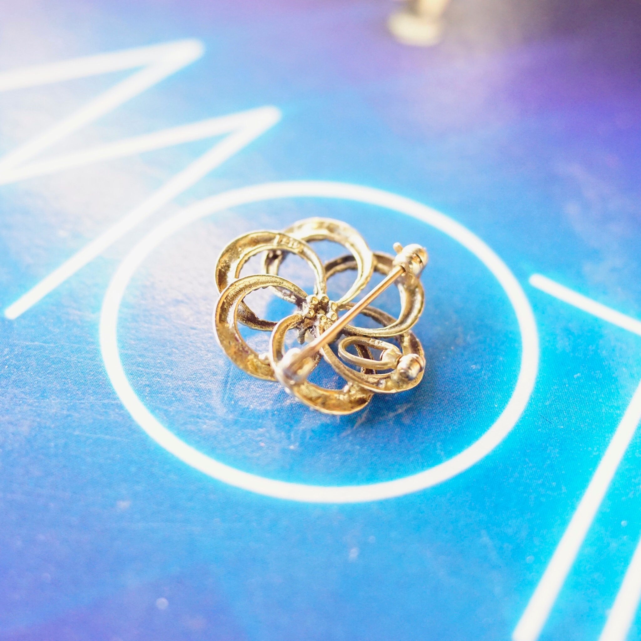 Vintage 14K Gold & Pearl Spiral Brooch/Pin, Circular Pin With Natural Pearl and Accent Blue Stone, Gold Pendant With Hinged Loop, 22mm