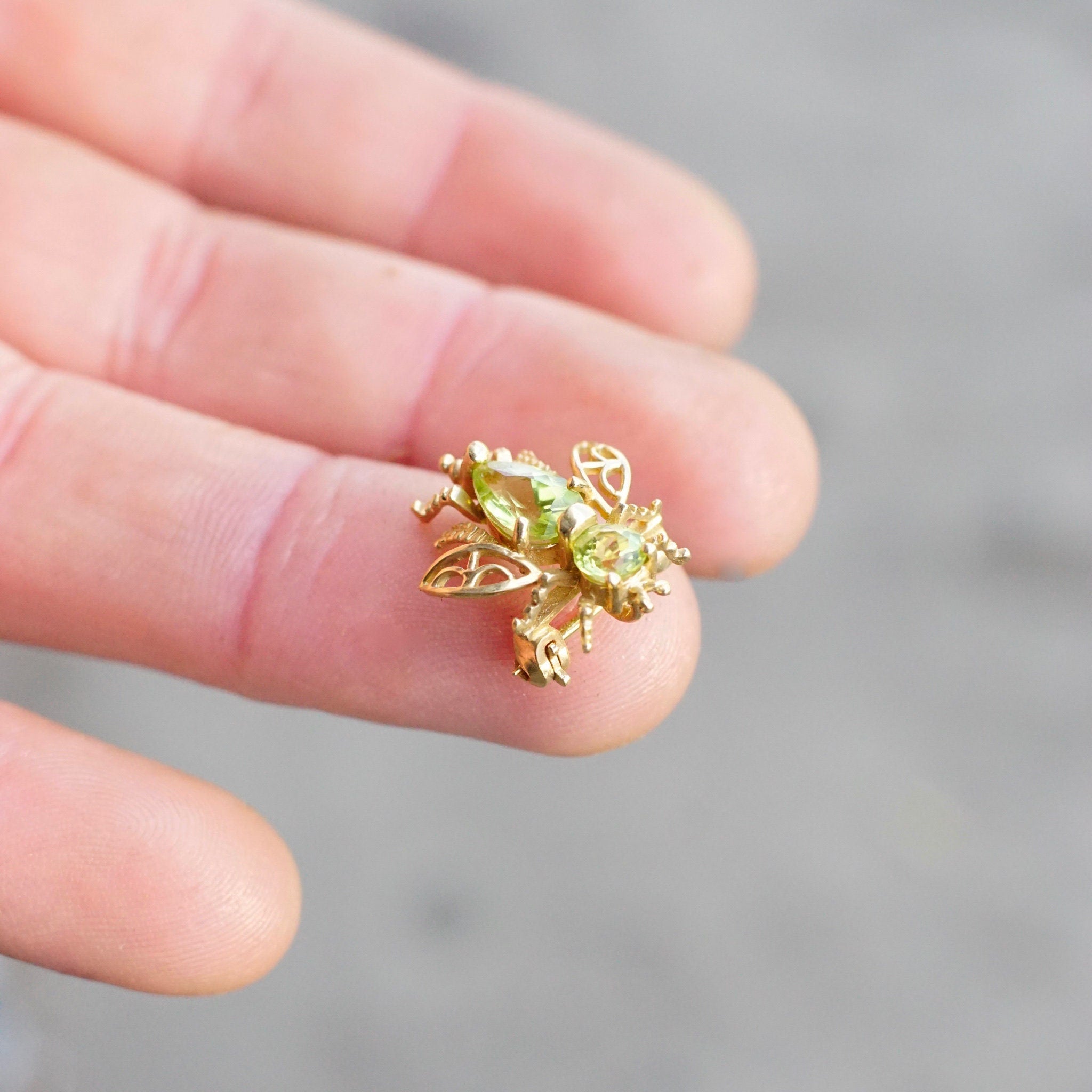 Vintage 14K Gold Peridot Bee Brooch/Pendant, Cute Gold Bee Pin With Green Gemstone, Tiny Bee Brooch With Necklace Loop, Made In Mexico, 15mm