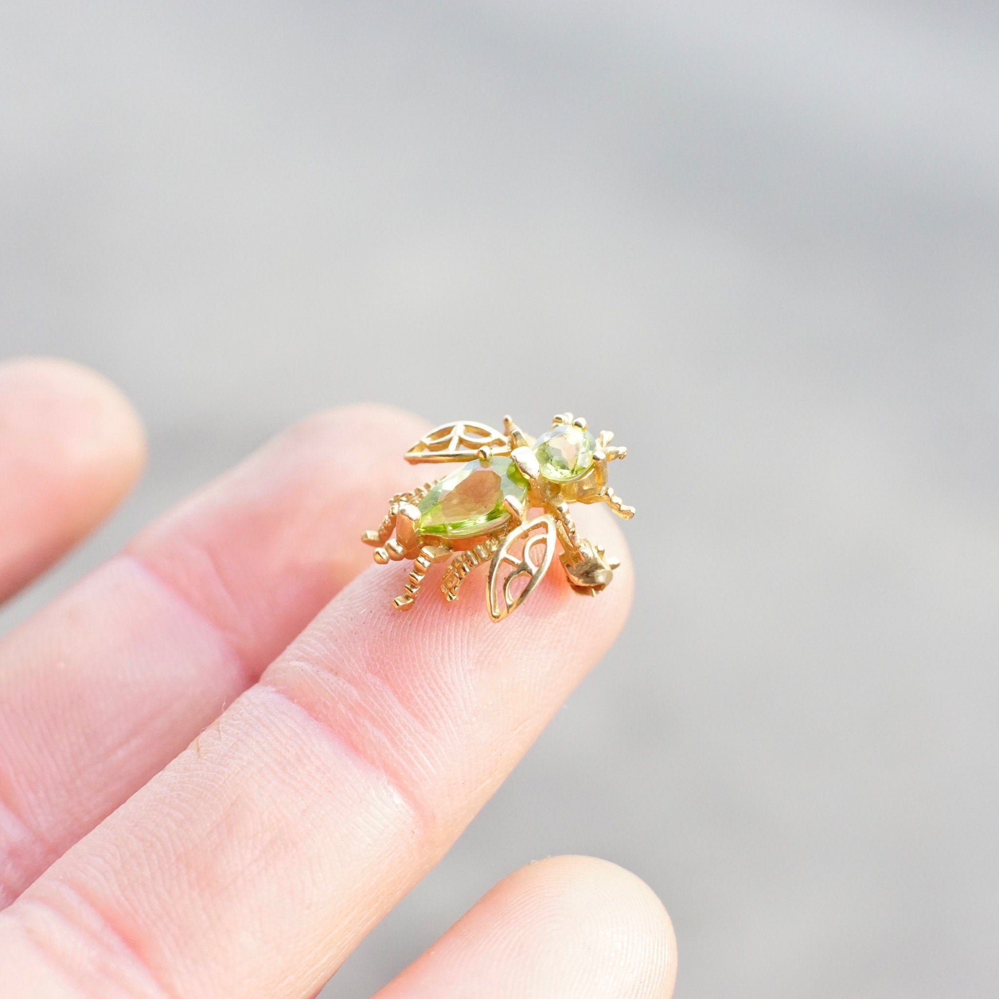 Vintage 14K Gold Peridot Bee Brooch/Pendant, Cute Gold Bee Pin With Green Gemstone, Tiny Bee Brooch With Necklace Loop, Made In Mexico, 15mm