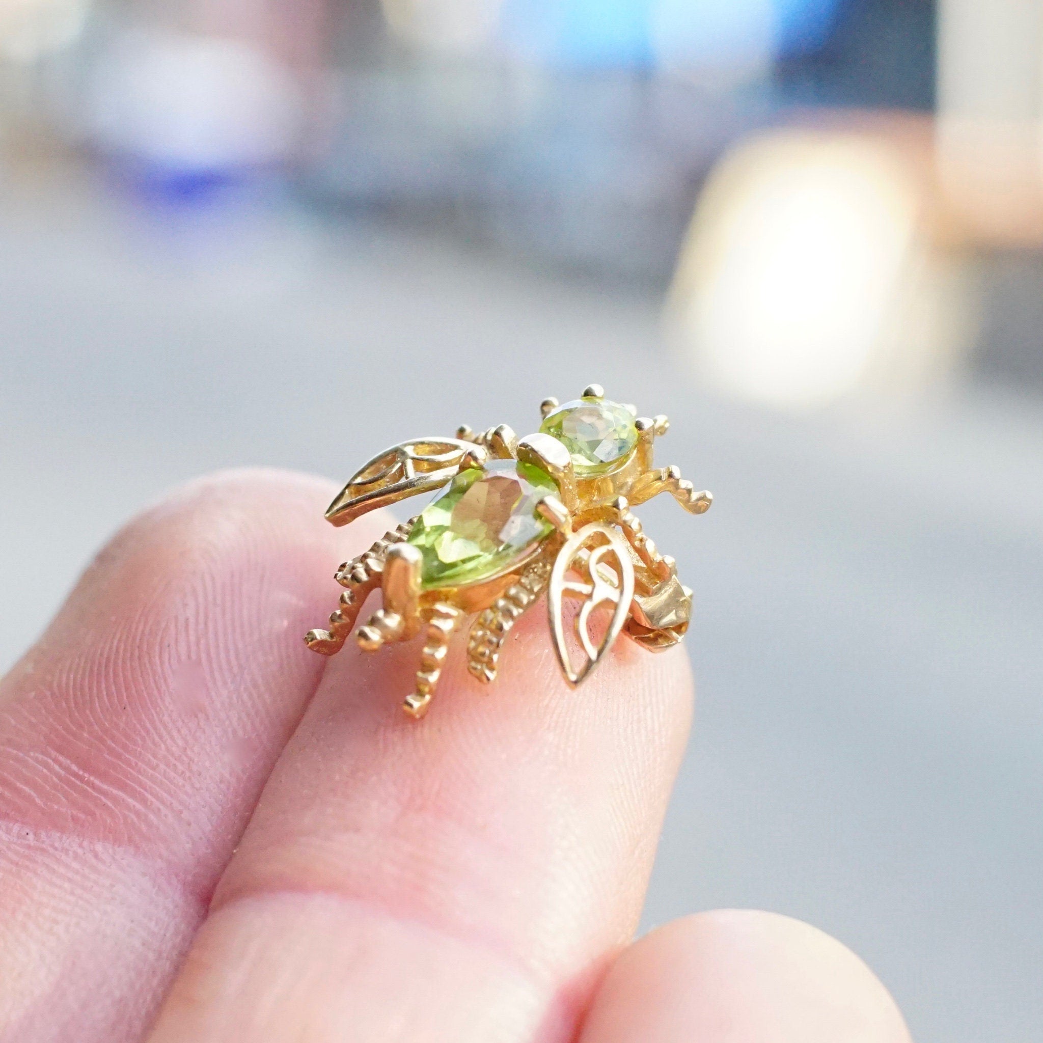 Vintage 14K Gold Peridot Bee Brooch/Pendant, Cute Gold Bee Pin With Green Gemstone, Tiny Bee Brooch With Necklace Loop, Made In Mexico, 15mm