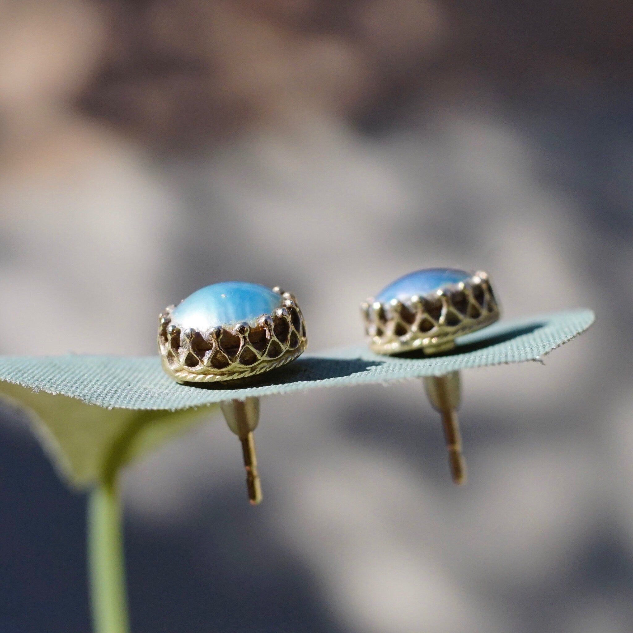 Vintage 14K Gold Lavender Pearl Stud Earrings, Beautifully Iridescent Pearl Earrings, Ornate Gold Prong Earrings With Freshwater Pearl, 9mm