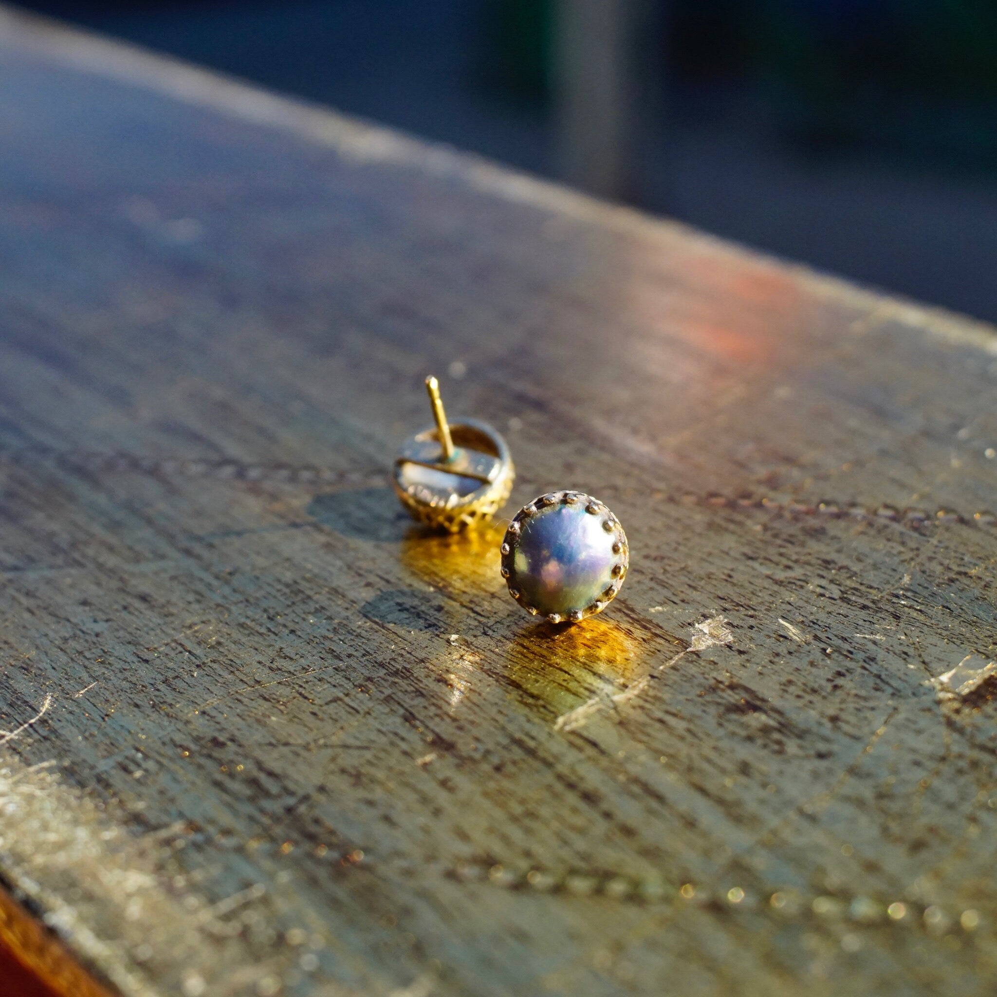 Vintage 14K Gold Lavender Pearl Stud Earrings, Beautifully Iridescent Pearl Earrings, Ornate Gold Prong Earrings With Freshwater Pearl, 9mm