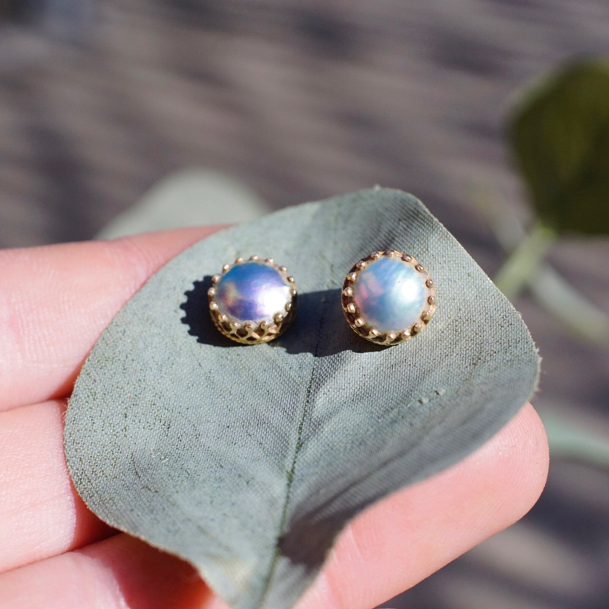 Vintage 14K Gold Lavender Pearl Stud Earrings, Beautifully Iridescent Pearl Earrings, Ornate Gold Prong Earrings With Freshwater Pearl, 9mm