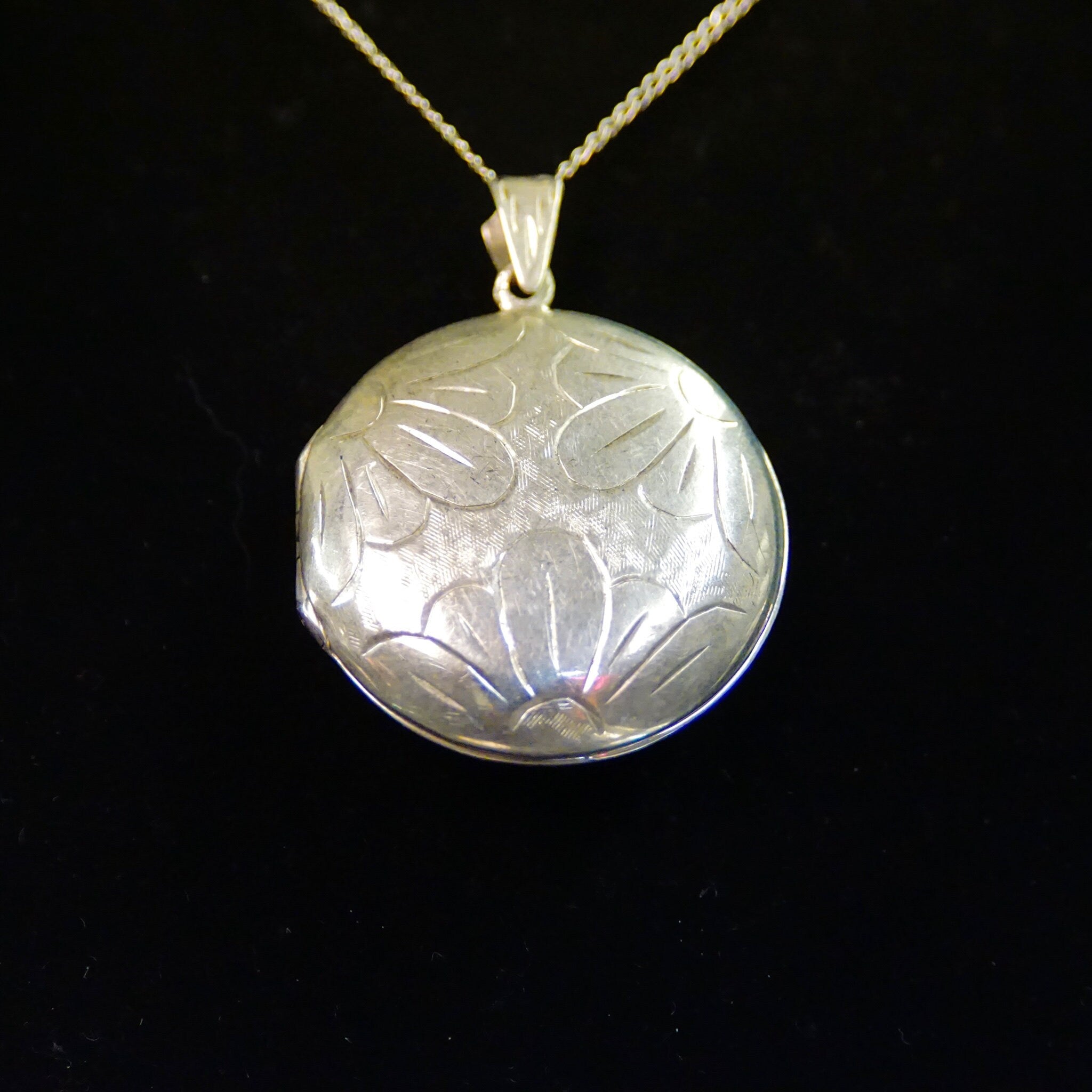 Vintage Sterling Silver Etched Locket Pendant, Textured Silver Locket With Daisy Design, Cute Round 2-Sided Locket Pendant, 925 Jewelry