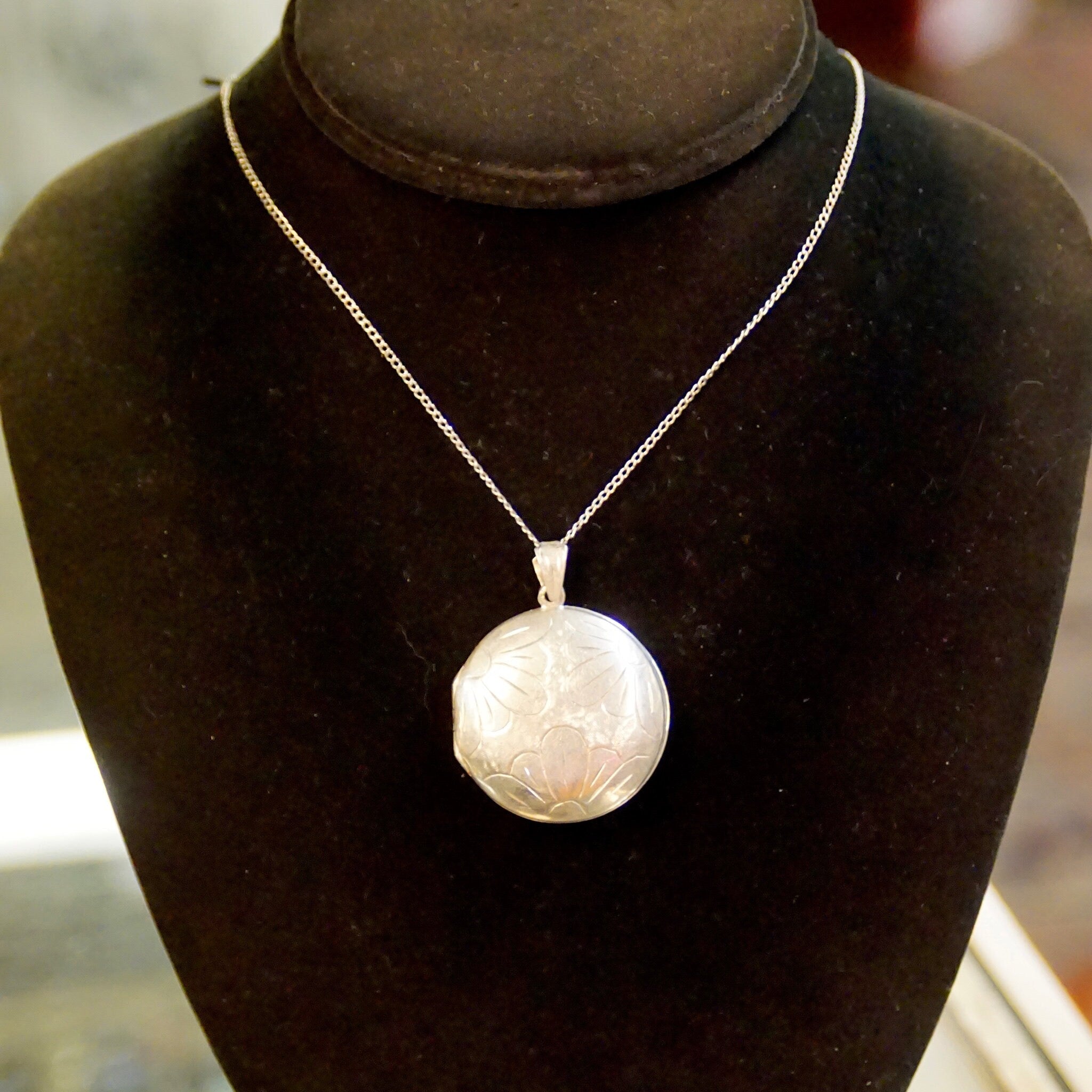Vintage Sterling Silver Etched Locket Pendant, Textured Silver Locket With Daisy Design, Cute Round 2-Sided Locket Pendant, 925 Jewelry