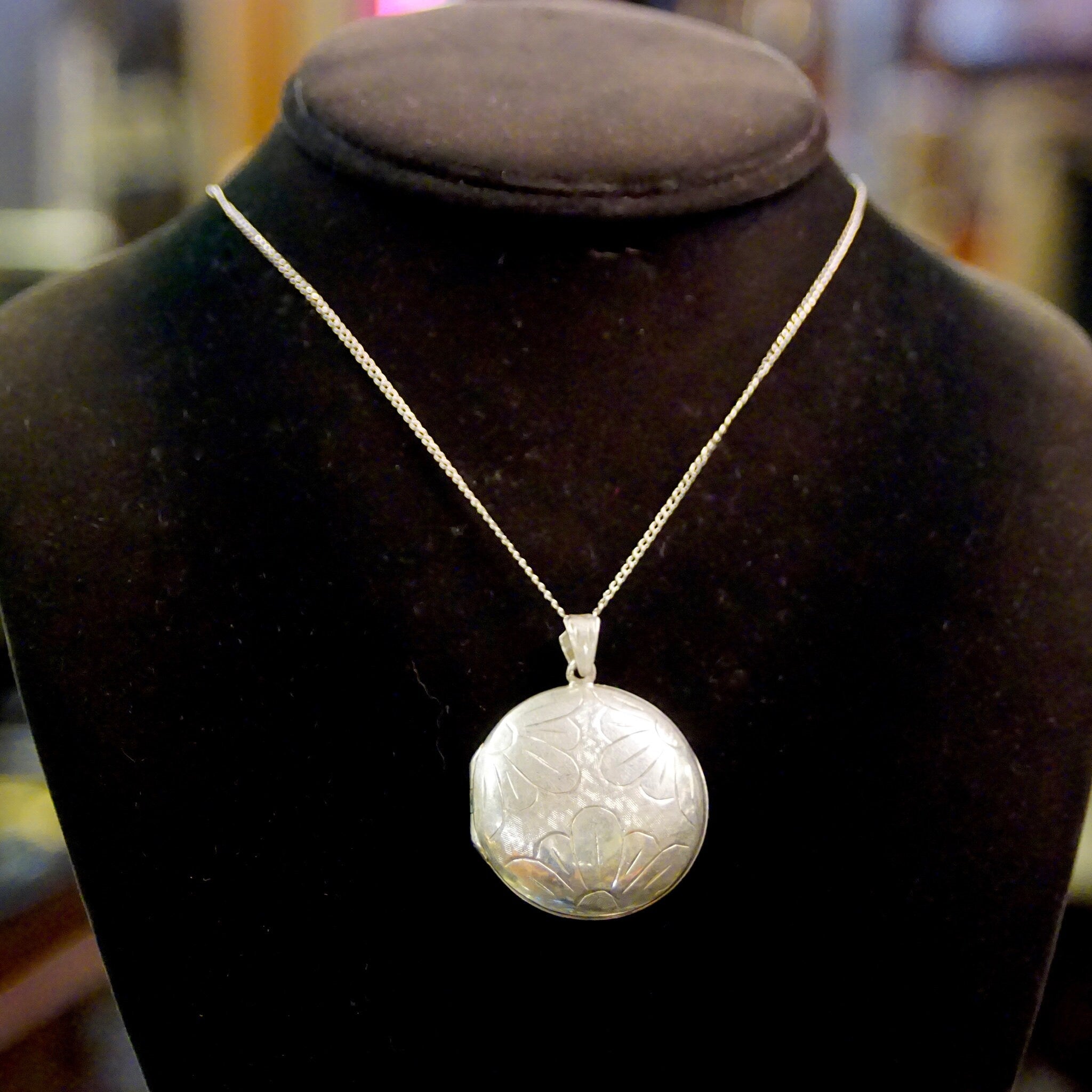 Vintage Sterling Silver Etched Locket Pendant, Textured Silver Locket With Daisy Design, Cute Round 2-Sided Locket Pendant, 925 Jewelry