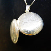 Vintage Sterling Silver Etched Locket Pendant, Textured Silver Locket With Daisy Design, Cute Round 2-Sided Locket Pendant, 925 Jewelry