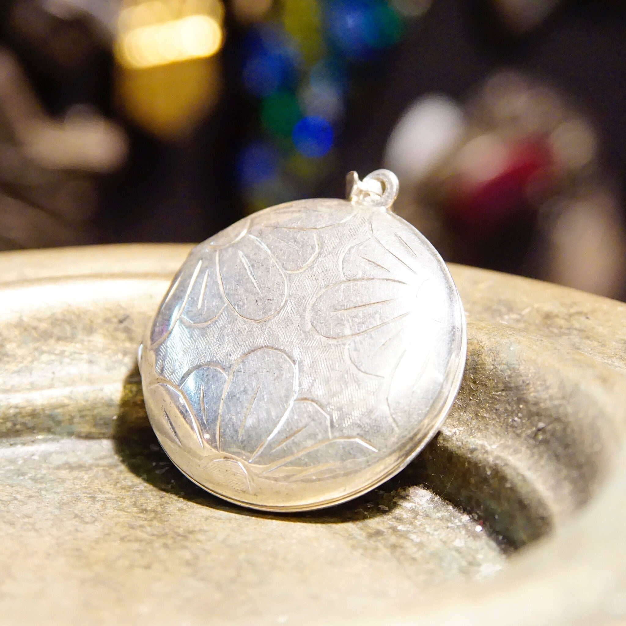 Vintage Sterling Silver Etched Locket Pendant, Textured Silver Locket With Daisy Design, Cute Round 2-Sided Locket Pendant, 925 Jewelry