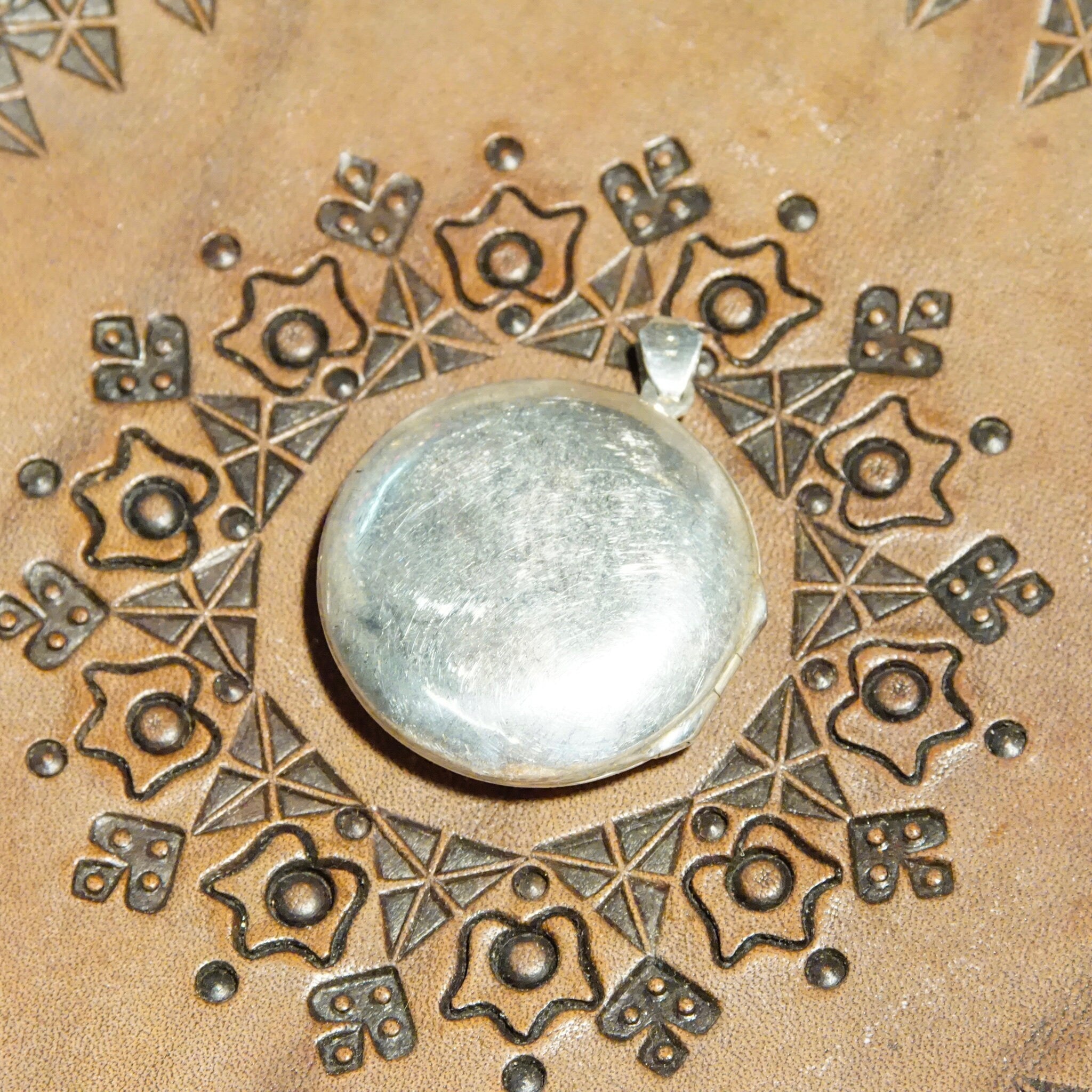 Vintage Sterling Silver Etched Locket Pendant, Textured Silver Locket With Daisy Design, Cute Round 2-Sided Locket Pendant, 925 Jewelry
