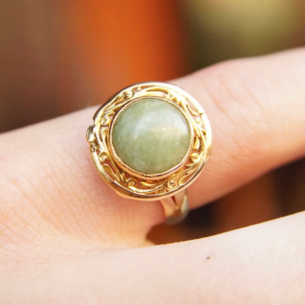 Vintage 14K Gold Jade Ring, Yellow Gold & Green Jade, Ornate Gold Setting, Marbled Gemstone, Size 7 3/4 US