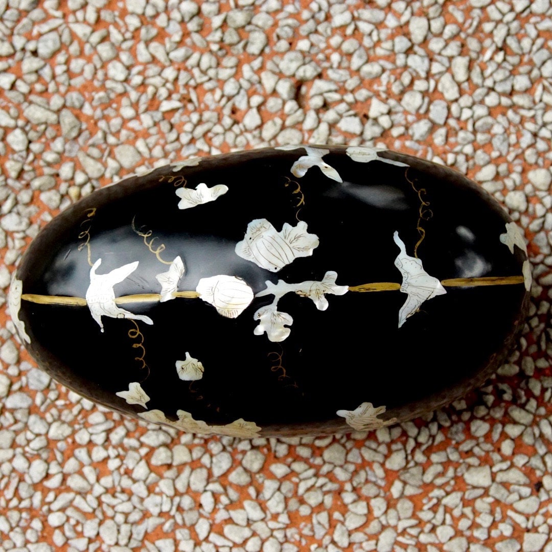 Vintage Japanese Black Lacquer Mother Of Pearl Inlay Melon Box, Inlaid Vine Scroll Design, Iridescent Shell, Oval Box With Lid, 7" L