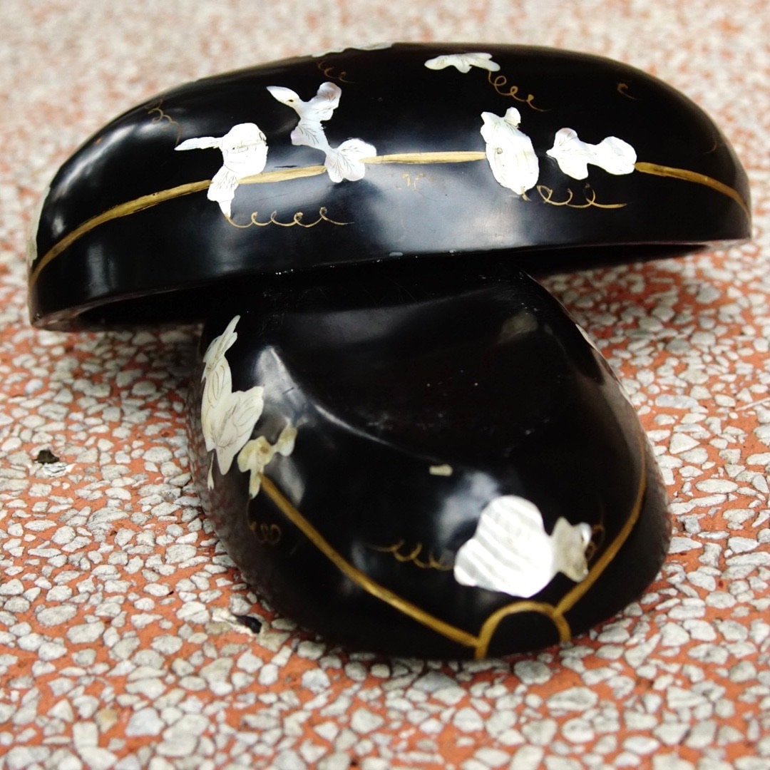 Vintage Japanese Black Lacquer Mother Of Pearl Inlay Melon Box, Inlaid Vine Scroll Design, Iridescent Shell, Oval Box With Lid, 7" L