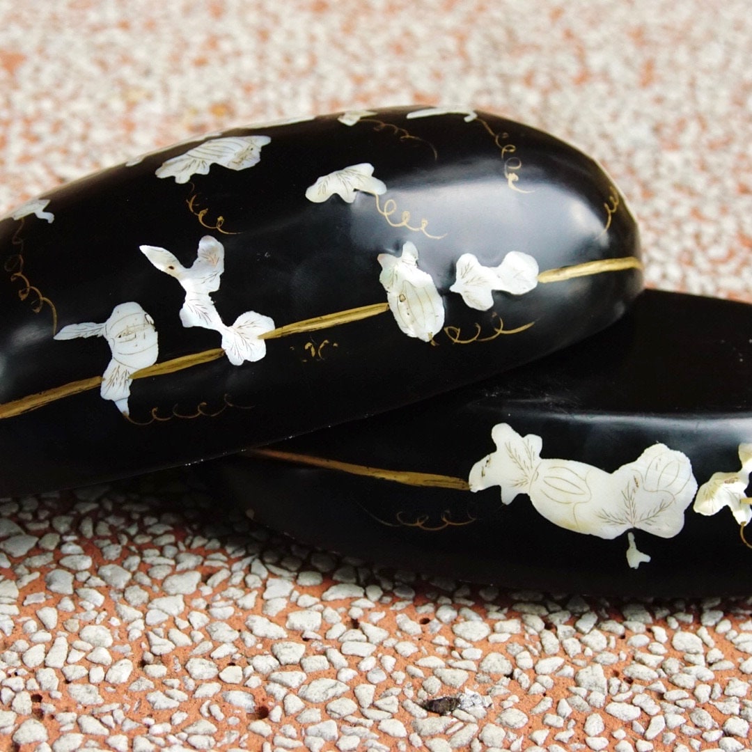 Vintage Japanese Black Lacquer Mother Of Pearl Inlay Melon Box, Inlaid Vine Scroll Design, Iridescent Shell, Oval Box With Lid, 7" L