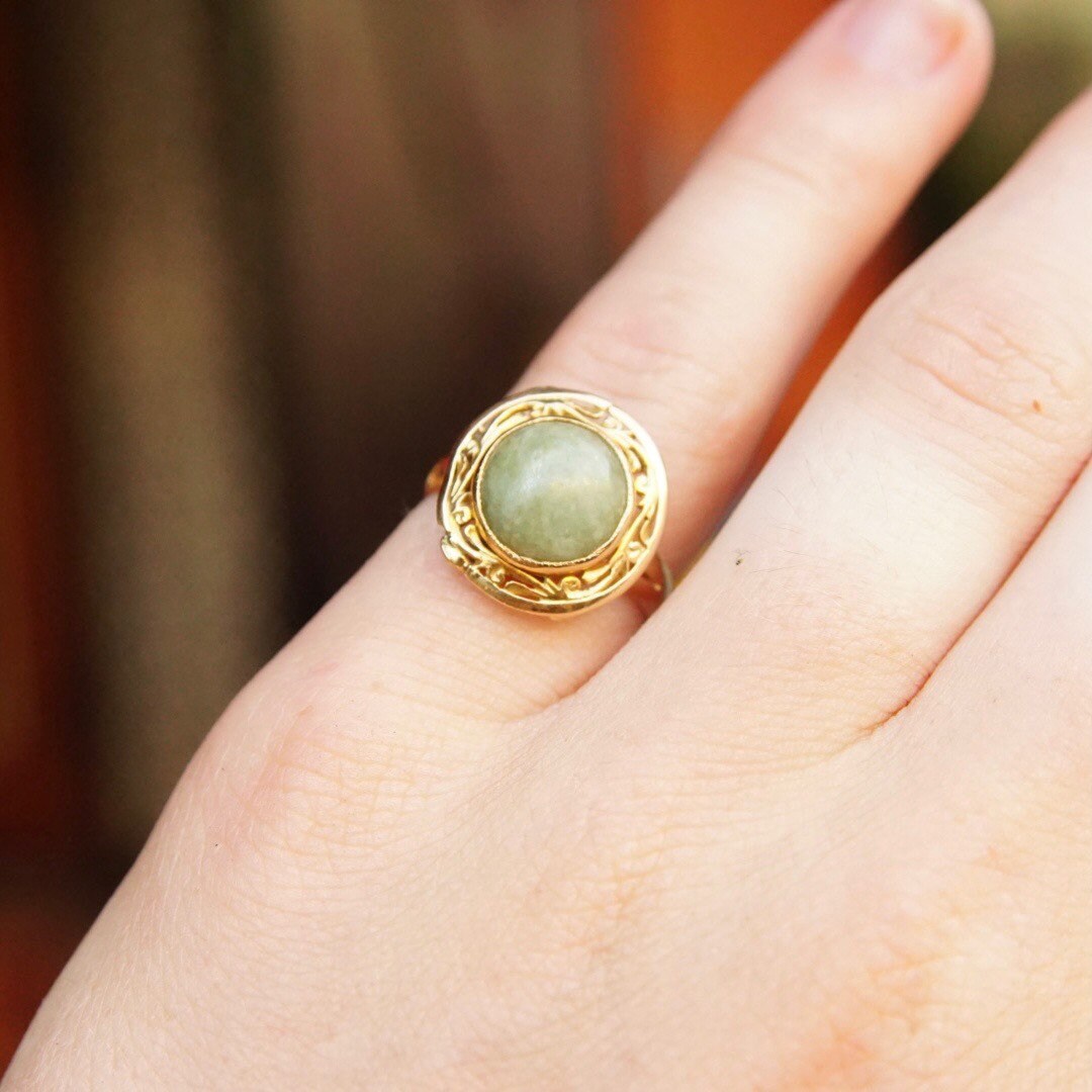 Vintage 14K Gold Jade Ring, Yellow Gold & Green Jade, Ornate Gold Setting, Marbled Gemstone, Size 7 3/4 US