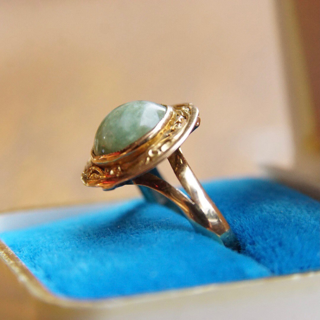 Vintage 14K Gold Jade Ring, Yellow Gold & Green Jade, Ornate Gold Setting, Marbled Gemstone, Size 7 3/4 US