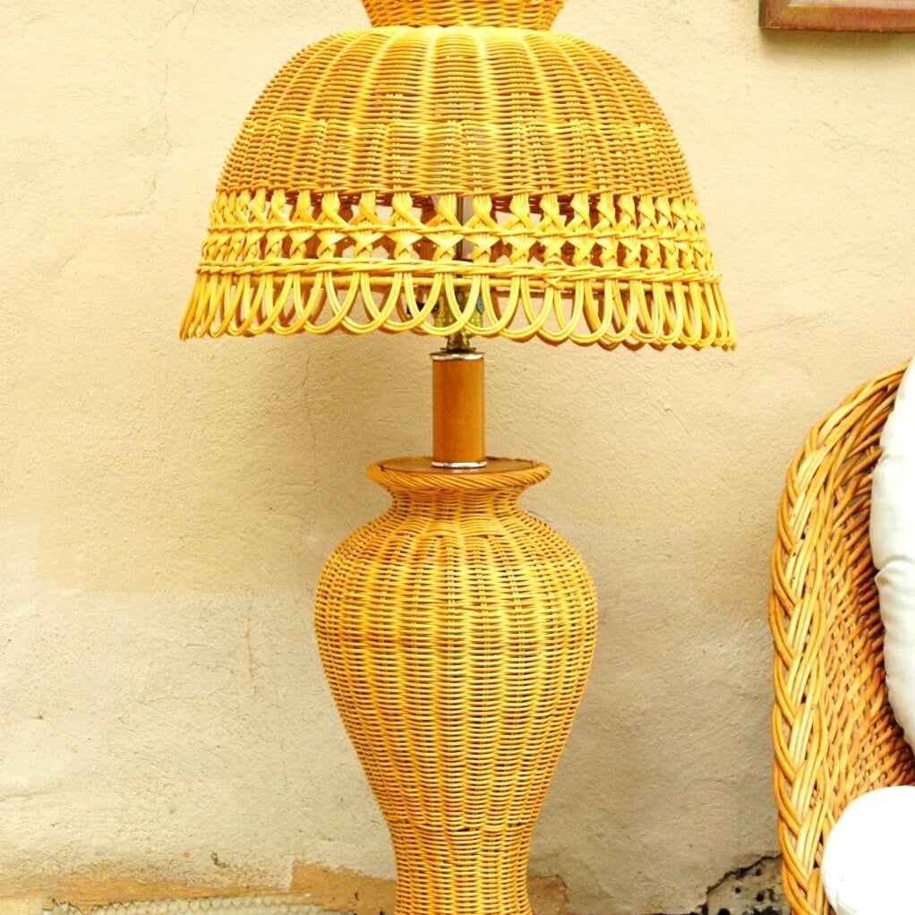 Vintage Mid Century Modern Wicker Table Lamp, Natural Wicker Lamp & Matching Shade, Cottage Core, Great Condition, 29 x 16, PHILLY PICKUP!
