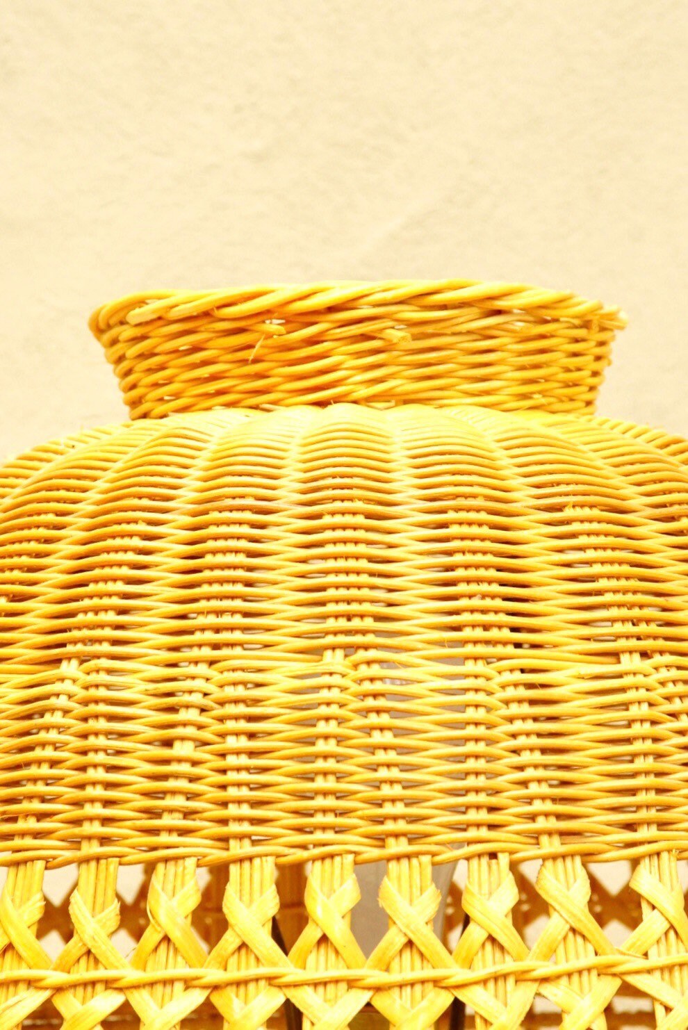 Vintage mid-century modern wicker table lamp featuring a natural wicker base and matching woven shade, in great condition, measuring 29 inches tall by 16 inches wide. Ideal for cottage core decor. Available for pickup in Philadelphia.