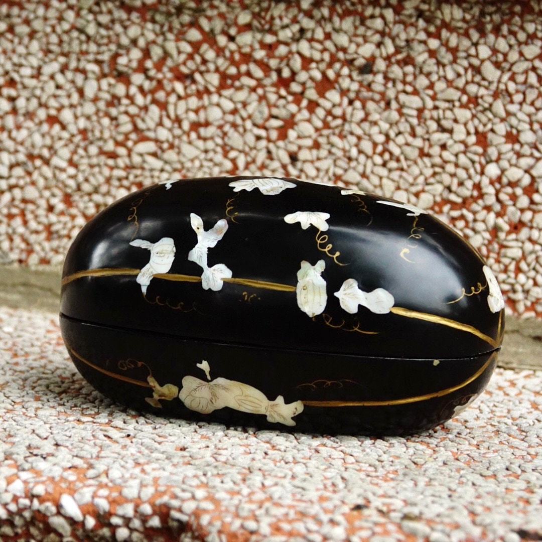 Vintage Japanese Black Lacquer Mother Of Pearl Inlay Melon Box, Inlaid Vine Scroll Design, Iridescent Shell, Oval Box With Lid, 7" L