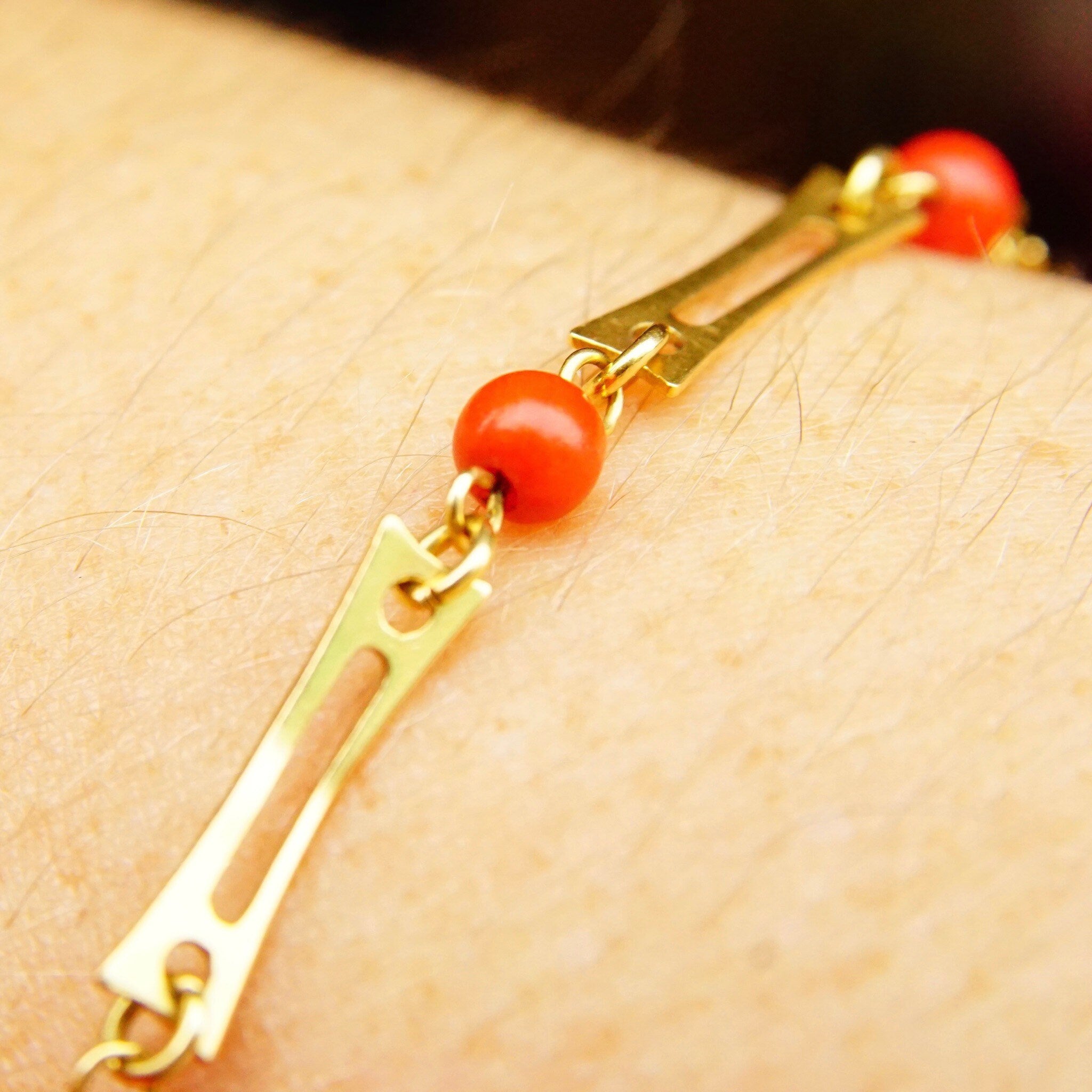 Vintage 18K Yellow Gold Coral Station Bracelet, Geometric Gold Slice Slinks, 4.5mm Red Coral Beads, Elegant 750 Jewelry, 7" Long