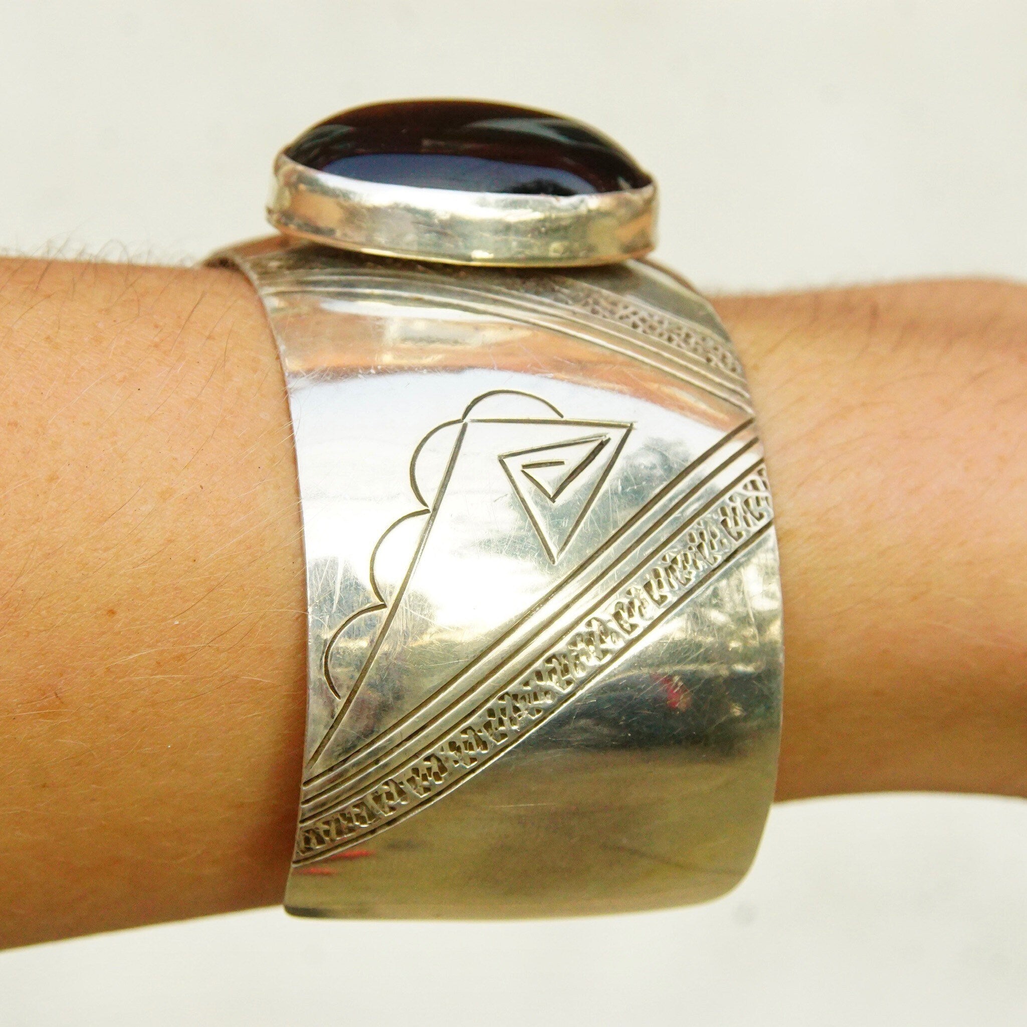 Vintage Sterling Silver & Onyx Cuff Bracelet, Intricate Hammered Designs, Glossy Black Gemstone, Adjustable Silver Cuff, 6" L