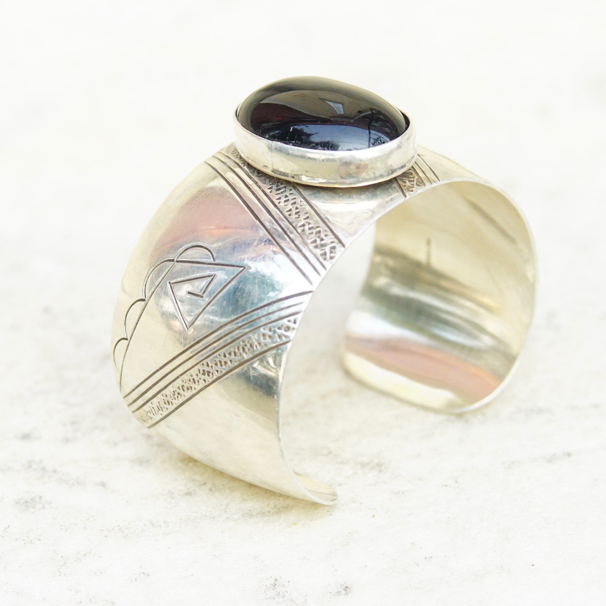Vintage Sterling Silver & Onyx Cuff Bracelet, Intricate Hammered Designs, Glossy Black Gemstone, Adjustable Silver Cuff, 6" L