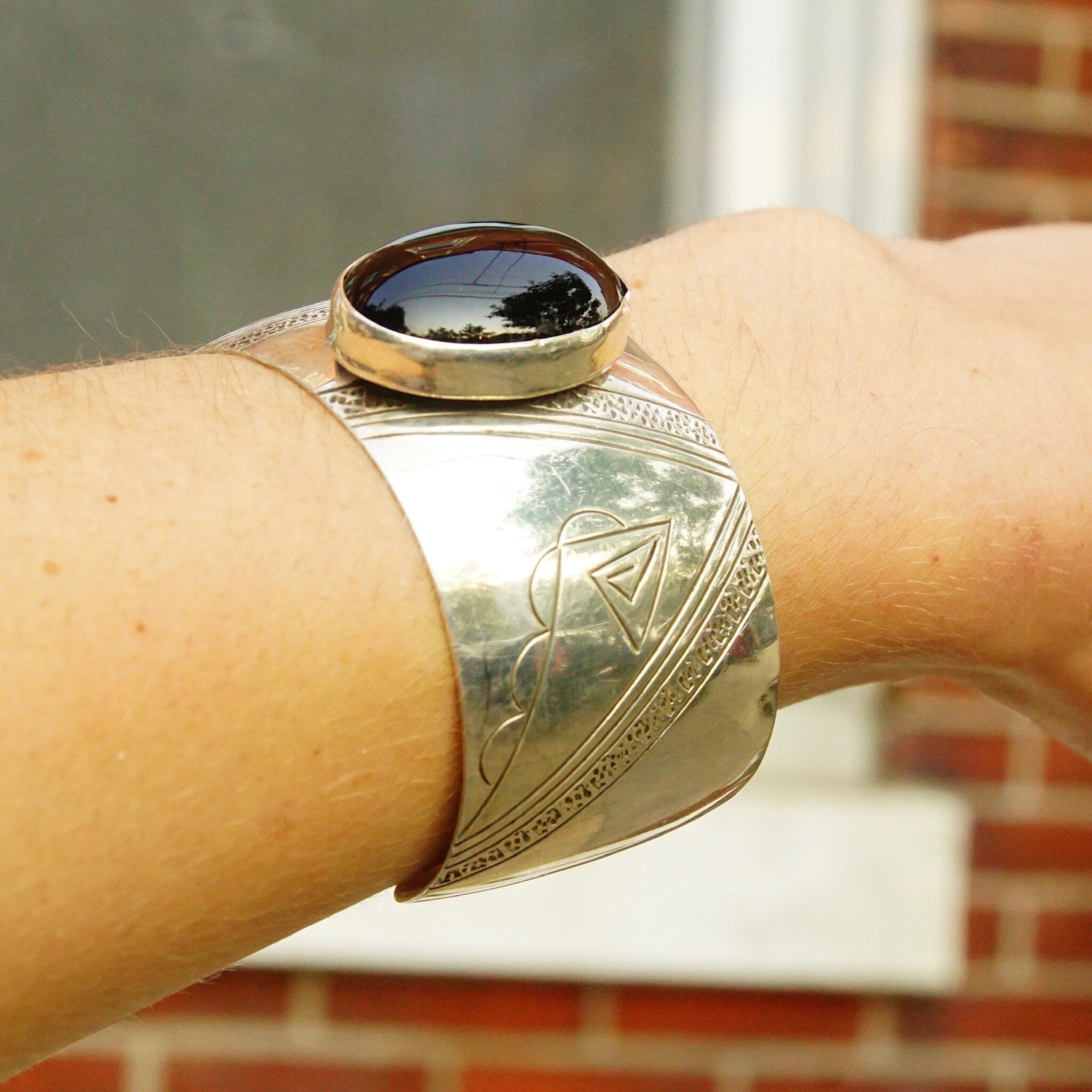 Vintage Sterling Silver & Onyx Cuff Bracelet, Intricate Hammered Designs, Glossy Black Gemstone, Adjustable Silver Cuff, 6" L