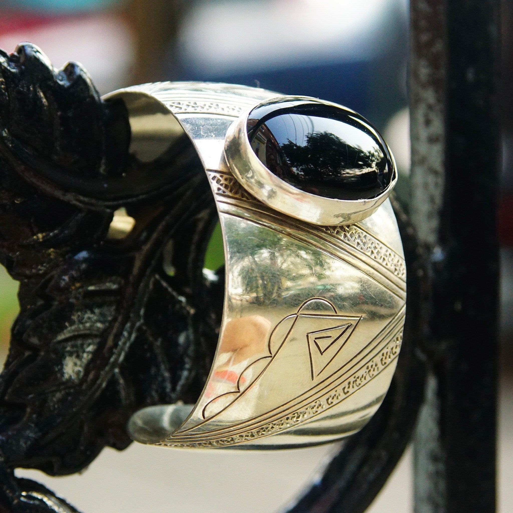 Vintage Sterling Silver & Onyx Cuff Bracelet, Intricate Hammered Designs, Glossy Black Gemstone, Adjustable Silver Cuff, 6" L