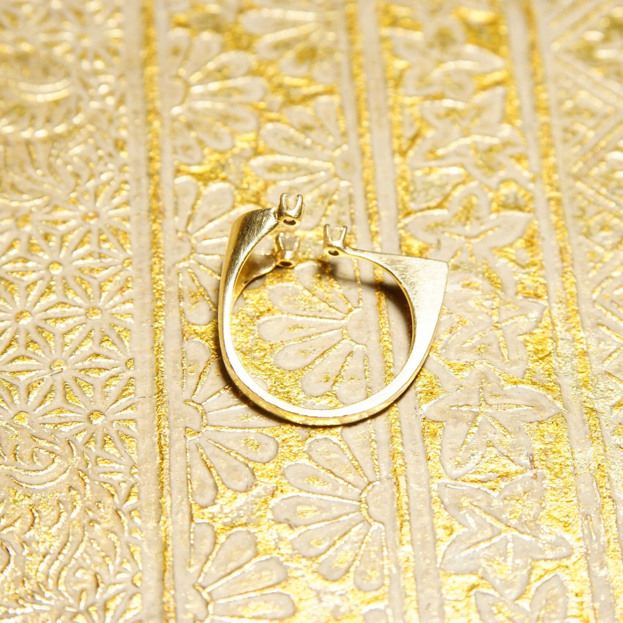 Vintage Modernist 14K Yellow Gold Diamond Ring, Unique Three-Diamond Ring In Abstracted Gold Frame, Adjustable Gold Ring, , Size 5 1/2 US