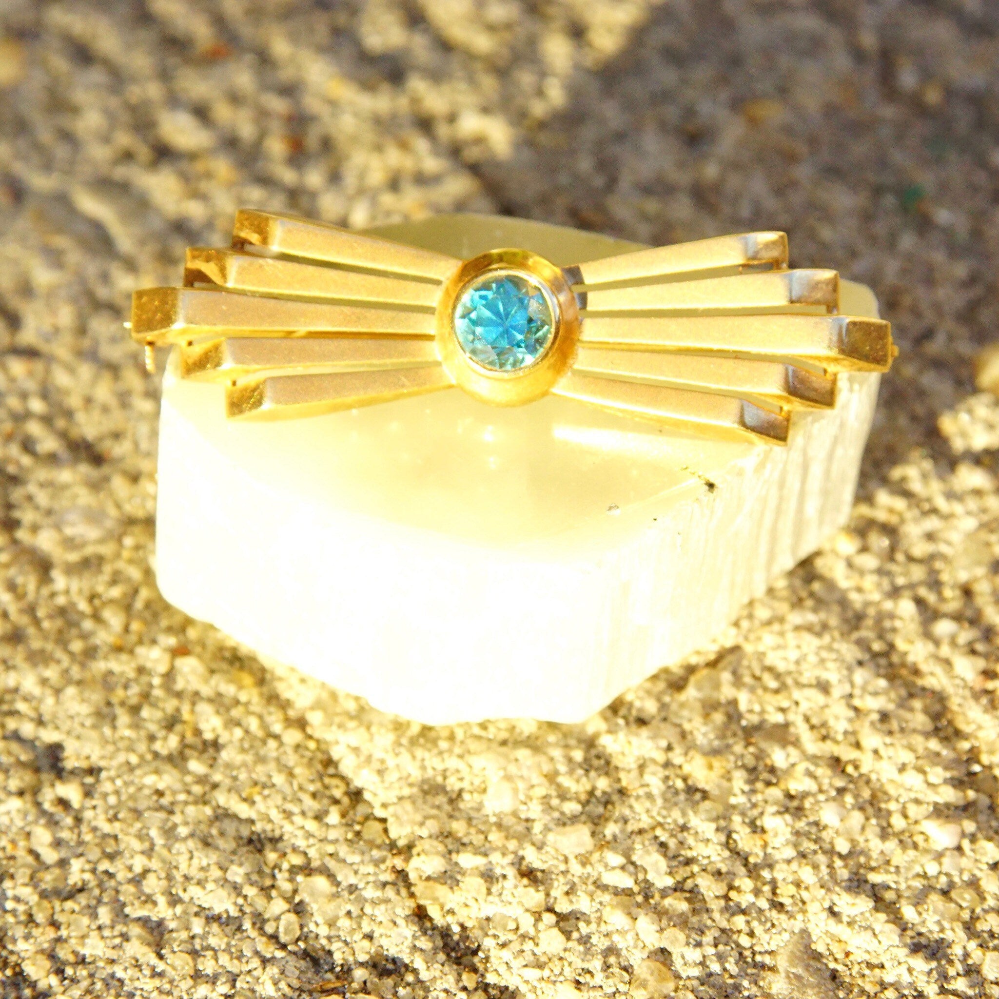 Vintage 14K rose gold Art Deco bar pin brooch with brilliant blue aquamarine gemstone in golden ray setting, measuring 2 inches long, 585 European gold jewelry.