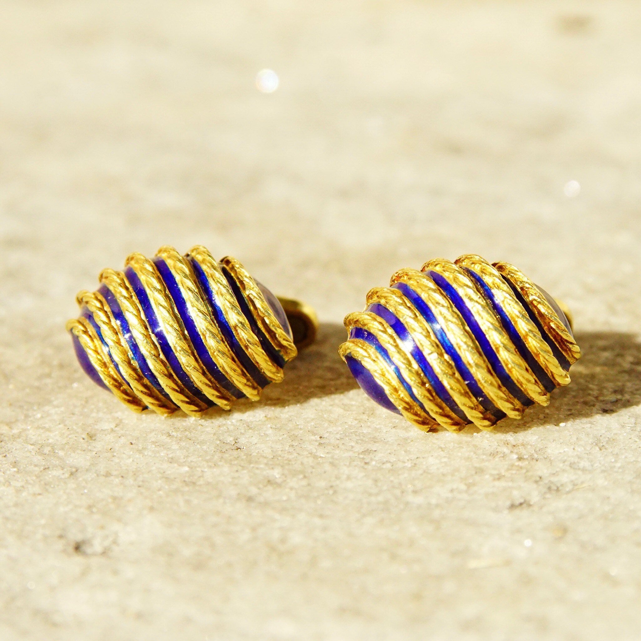  Woven Details & Enameled Toggle, 22mm x 15mm
