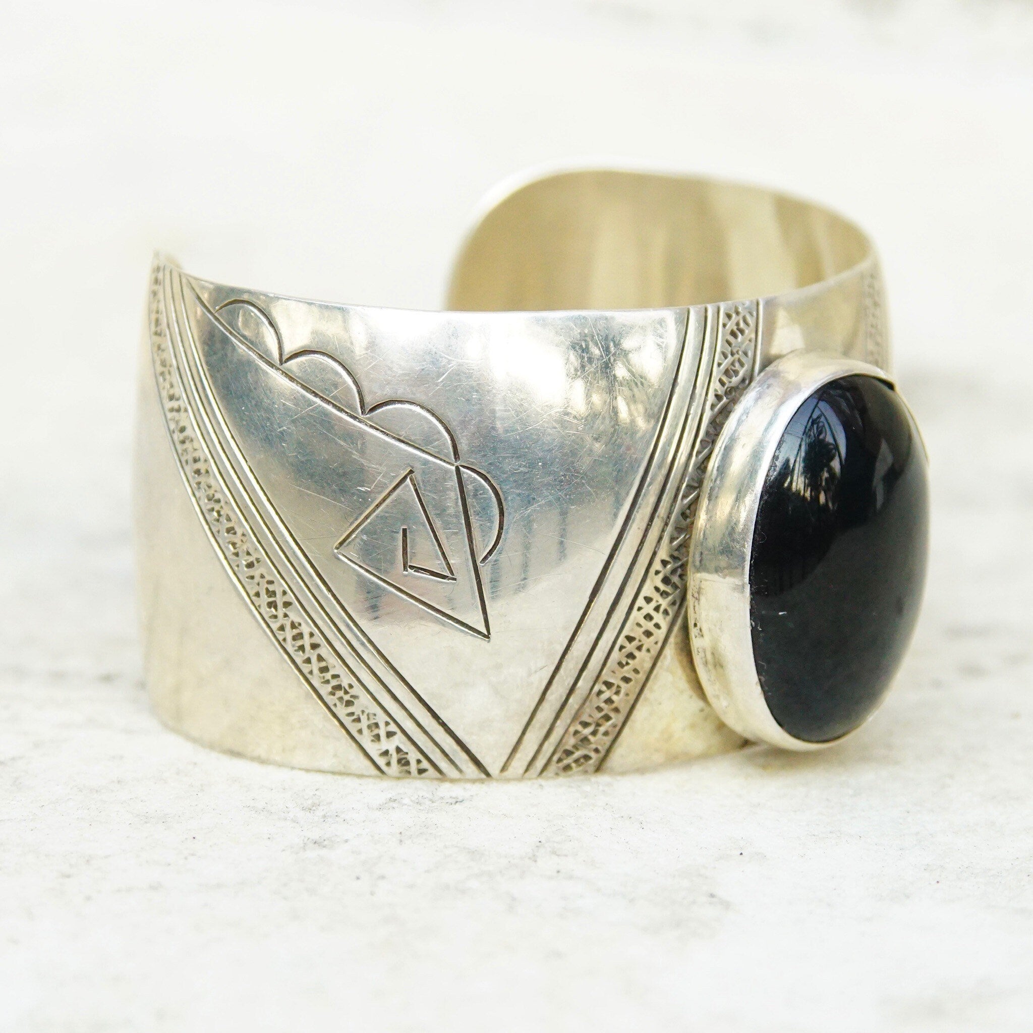 Vintage Sterling Silver & Onyx Cuff Bracelet, Intricate Hammered Designs, Glossy Black Gemstone, Adjustable Silver Cuff, 6" L