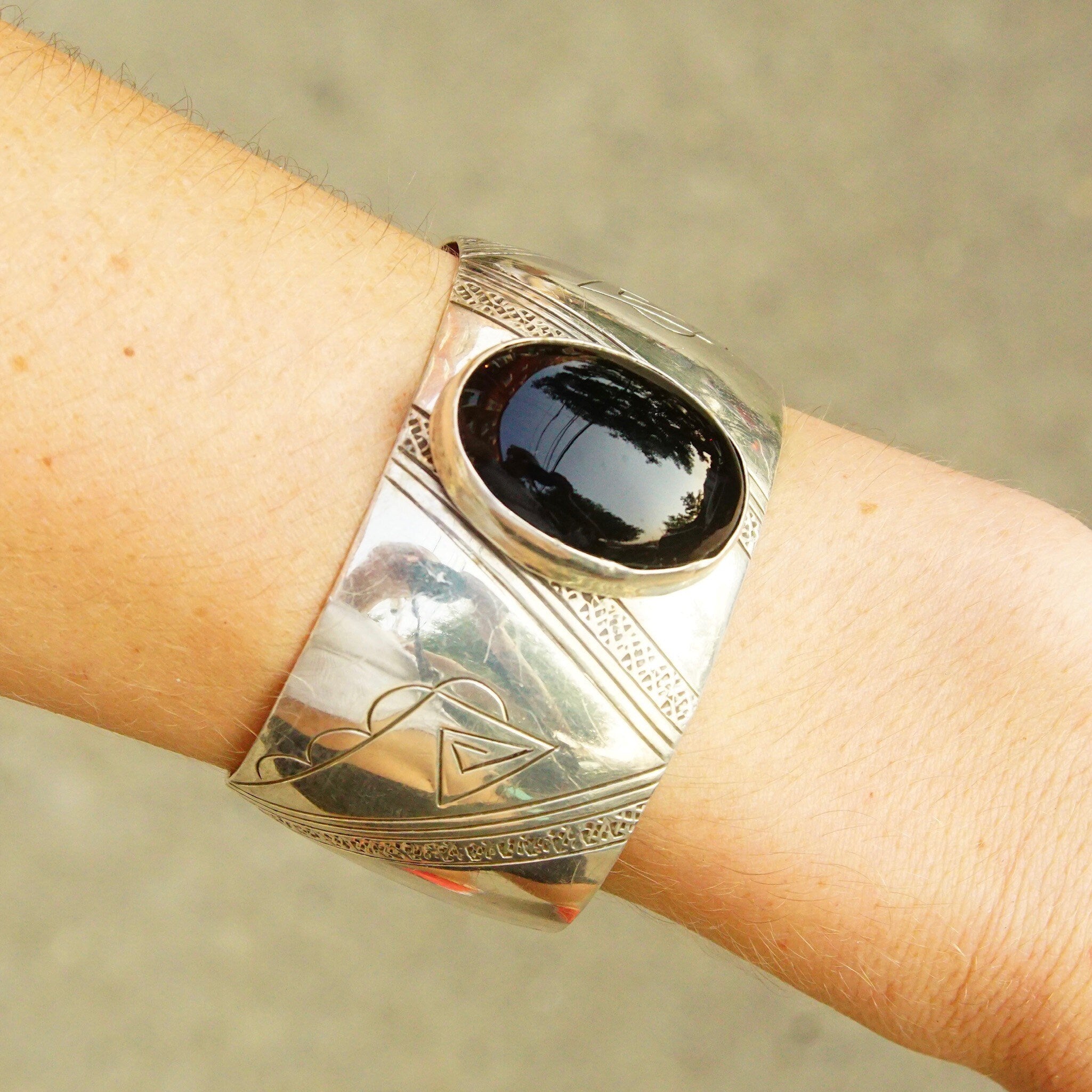 Vintage Sterling Silver & Onyx Cuff Bracelet, Intricate Hammered Designs, Glossy Black Gemstone, Adjustable Silver Cuff, 6" L