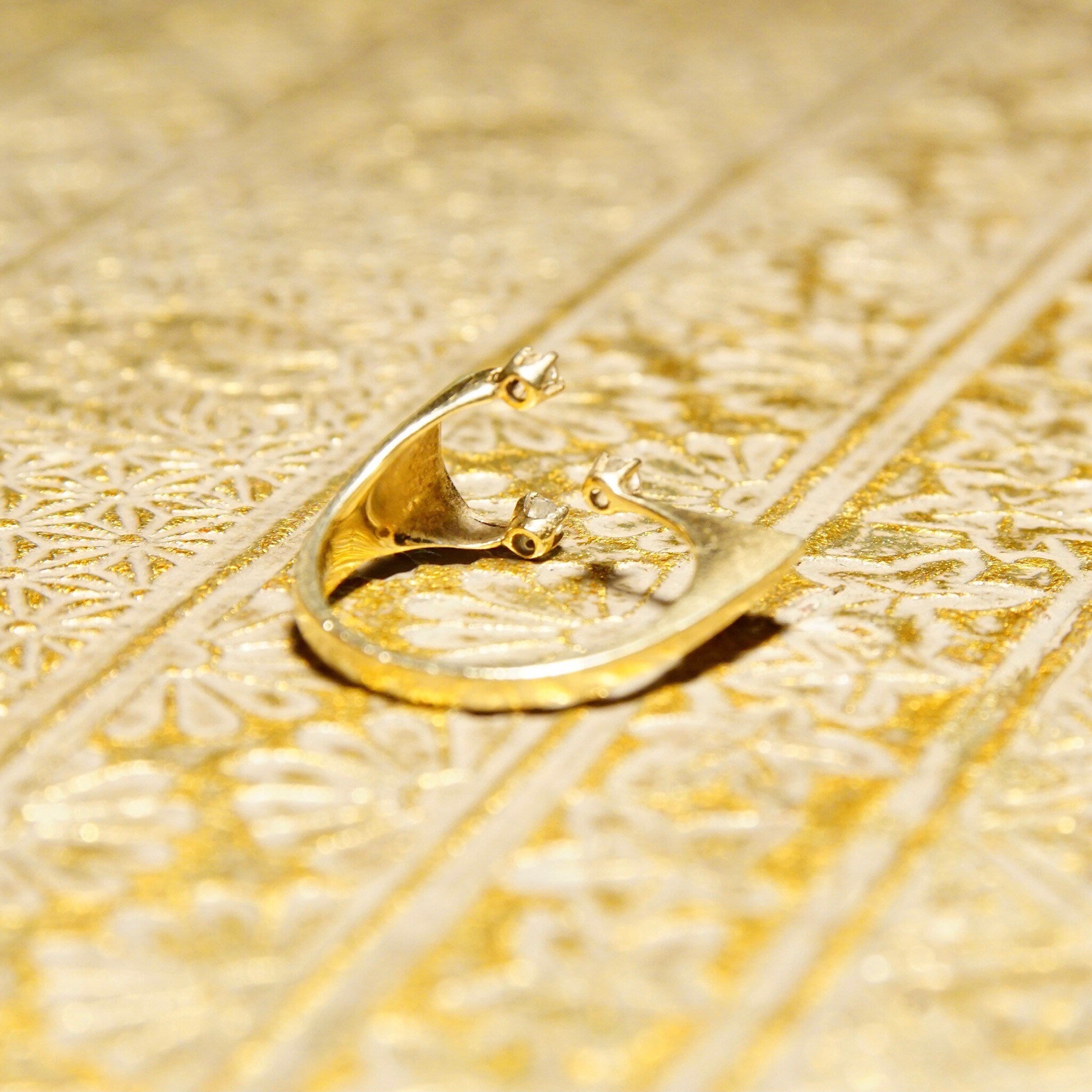 Vintage Modernist 14K Yellow Gold Diamond Ring, Unique Three-Diamond Ring In Abstracted Gold Frame, Adjustable Gold Ring, , Size 5 1/2 US
