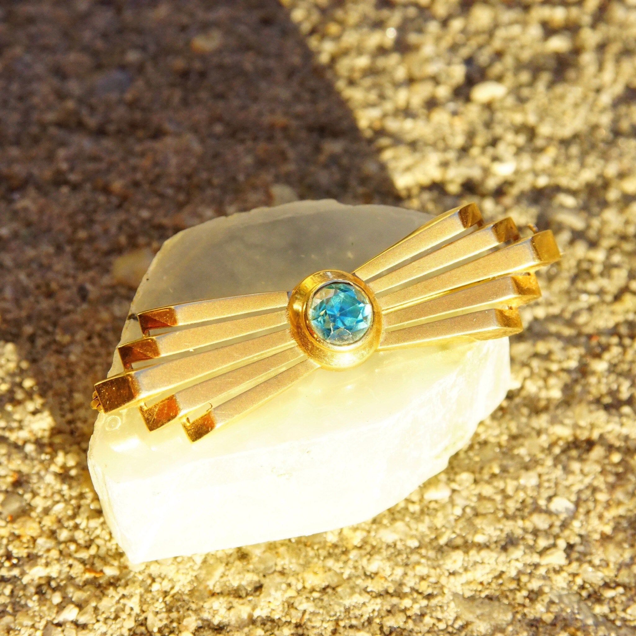 Vintage 14K rose gold Art Deco bar pin brooch with brilliant blue aquamarine gemstone in golden ray setting, measuring 2 inches long, 585 fine jewelry.