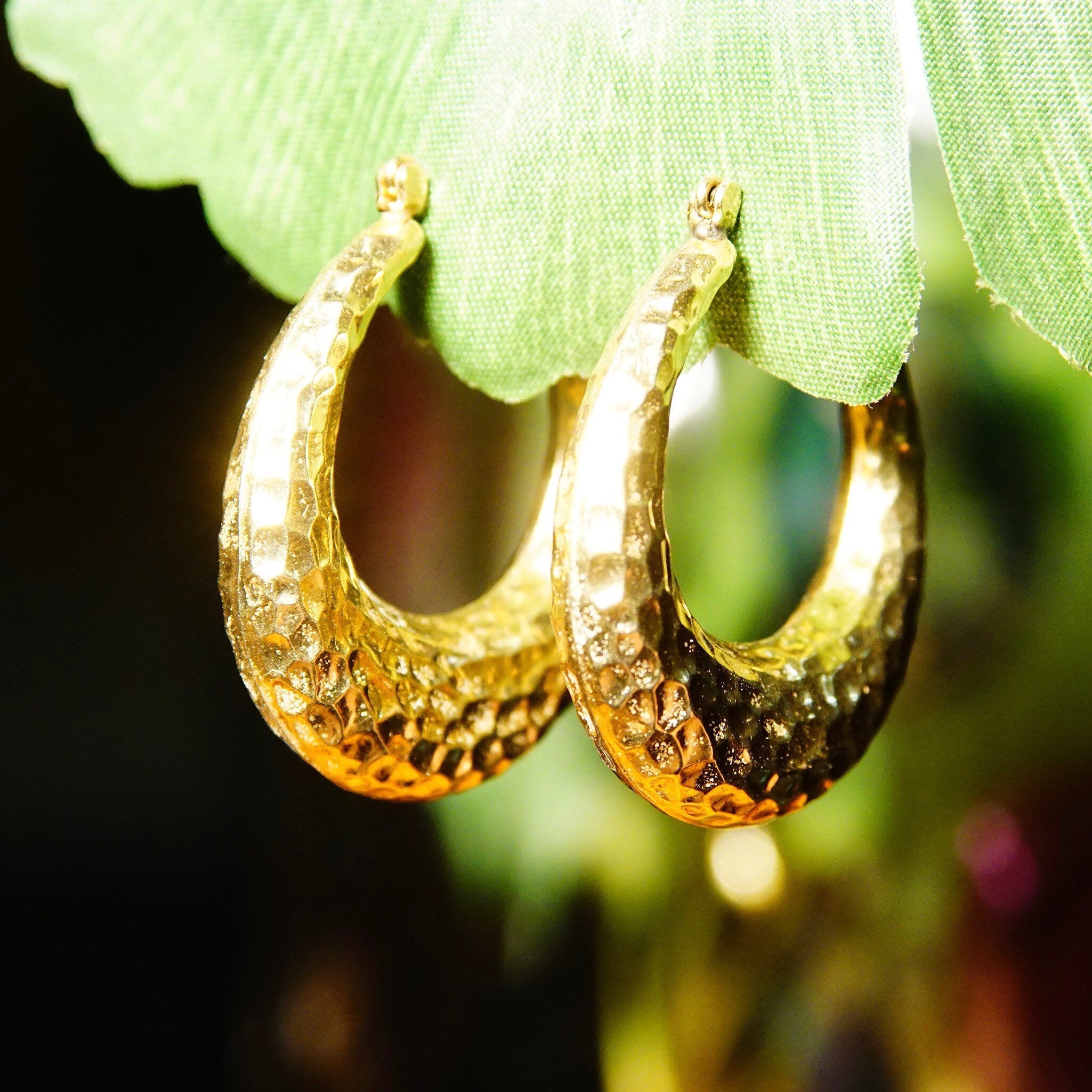 Vintage 14K Yellow Gold Crinkle Hoop Earrings, Puffed Gold Oval Hoops, Hammered Texturing, Lightweight, 585 Jewelry, 1 1/4 L