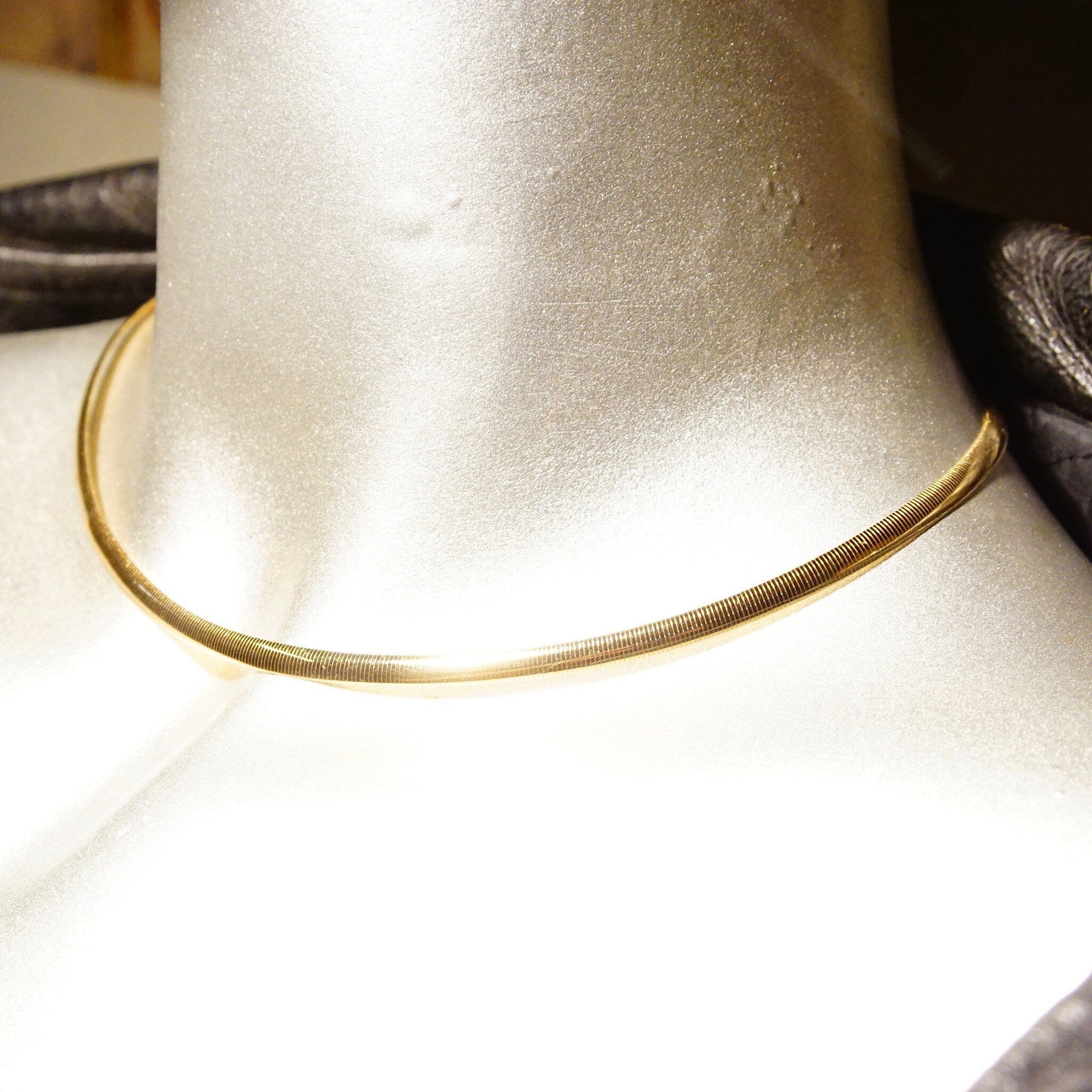 Vintage 14K yellow gold Italian omega collar necklace, 4mm wide, minimalist solid gold choker, lustrous finish, made in Italy, 585 gold jewelry, 16 inches long.