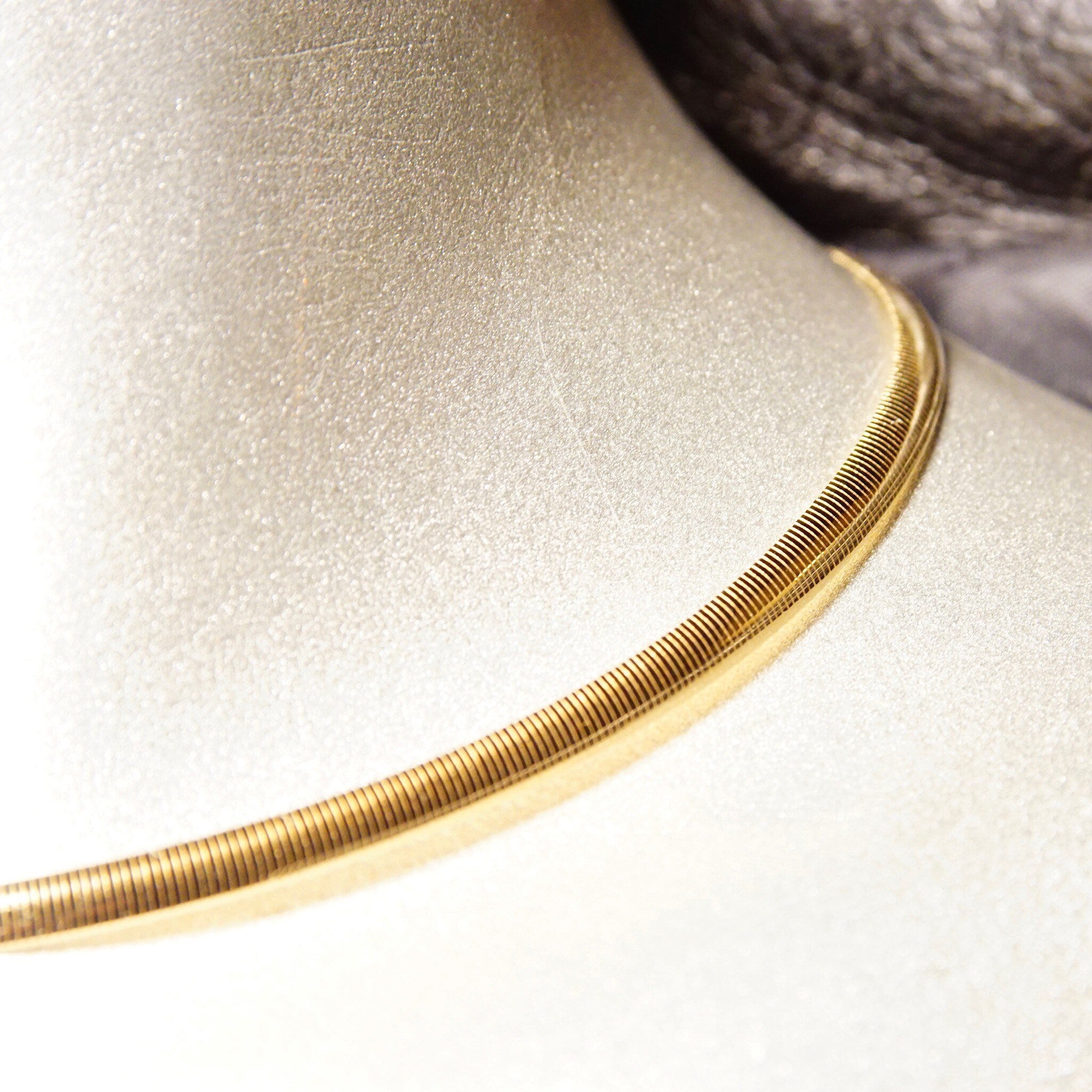 Vintage Italian 14K yellow gold omega collar necklace, 4mm wide, minimalist solid gold choker, lustrous finish, made in Italy, 585 gold jewelry, 16 inches long.