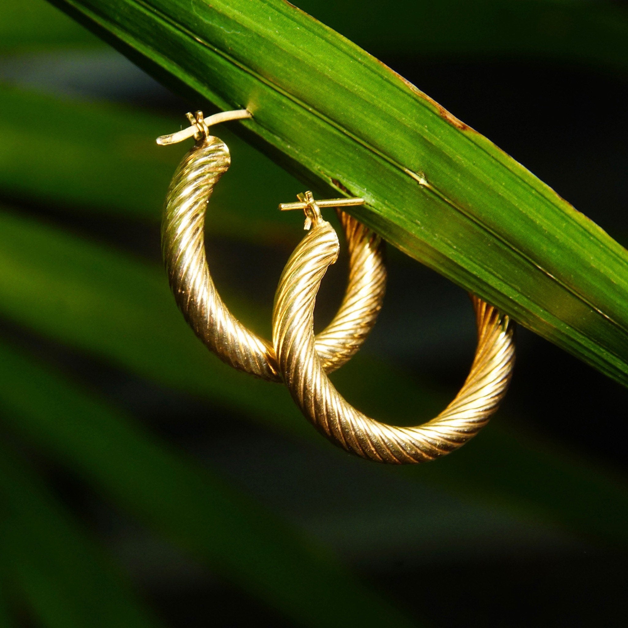 Vintage 14K Yellow Gold Spiral Hoop Earrings, Small 25mm Gold Hollow Tube Hoops, Classy Gold Hoop Earrings, Lightweight 585 Accessory, JCM