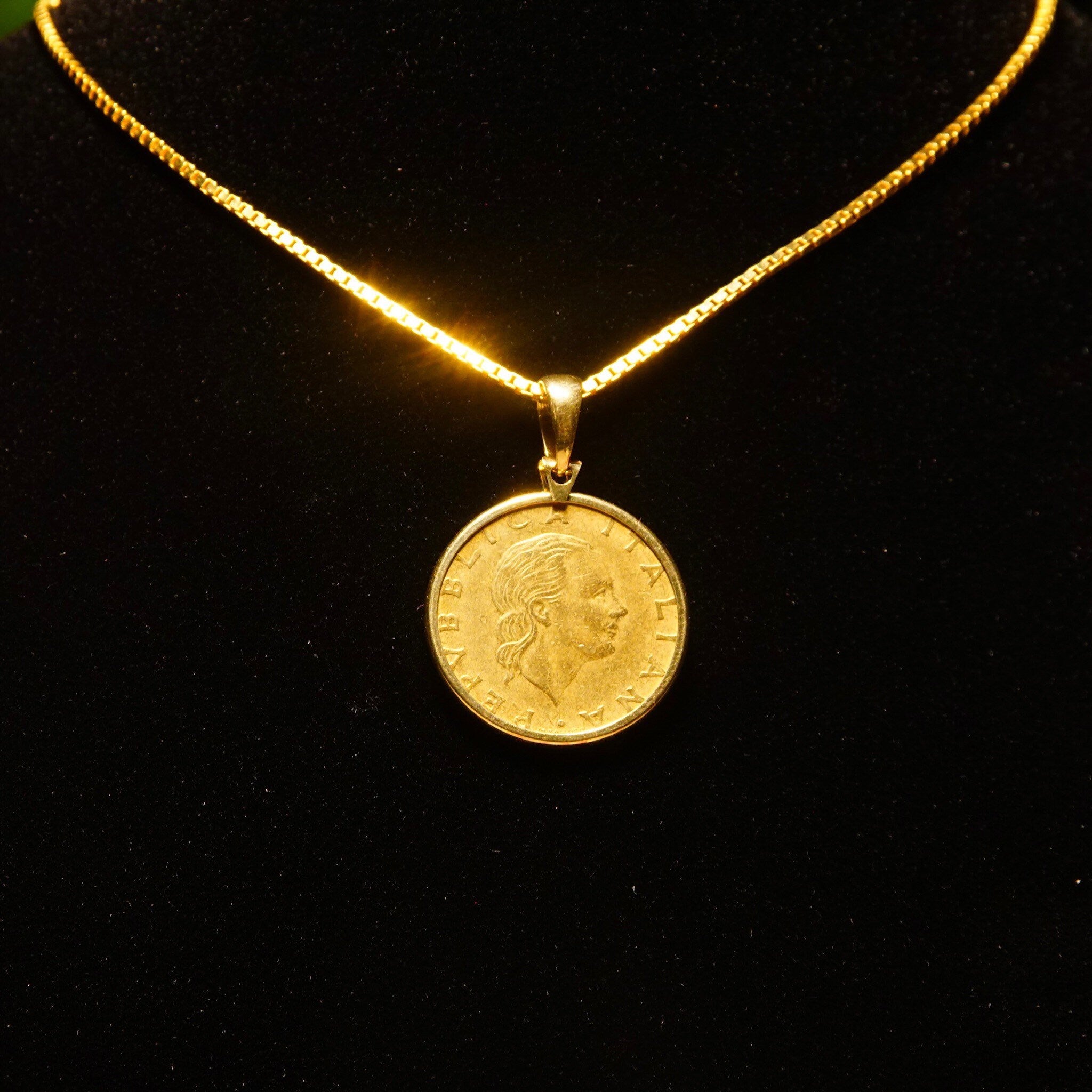 Vintage Milor Italy 14K Gold Italian Lire Coin Pendant, Republica Italian 200 Lire, 1978-1998, Solid Gold Bezel Case & Bail, 1 3/8" L